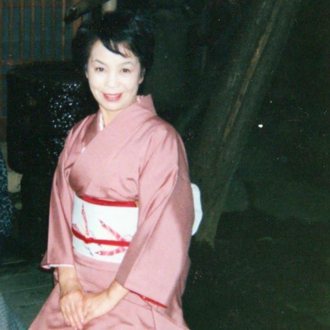 下條ユリのインスタグラム：「🌸 story 3  ママと宇野千代さんの淡墨桜  My mother, Femme Fatale, 1,500 years old Sakura   Circa 1991, A few years before my mother was diagnosed with cancer, we made a special pilgrimage to a village in a valley deep in the mountains to meet #UsuzumiZakura a solitary, isolated, 1,500 years old wild cherry tree that she was always obsessed with.   Usuzumi means “pale Sumi ink” which describes this unique distinct appearance as they fall. Tree initially sprout pale pink when they begin to bud, pure white in full bloom, and turn pale inky black as they wither before falling to the ground.  The tree’s life was in danger on numerous occasions due to natural disasters like heavy snowfall, massive typhoons, and termite infestation. Although the tree survived each crisis and was revived by the efforts of experts to replace the soil by grafting hundreds of young cherry blossoms.   My mother loved a sensual novel about this tree by #ChiyoUno (1897-1996), who also dedicated her efforts to save this once decaying old tree rejuvenated blossoming. Uno was a kimono designer, magazine editor, and prize-winning writer. Beautiful, passionate, and ever-ready to shock, notoriety as a femme fatale. She married four times in an age when divorce was rare, and adultery for women was a criminal offense, but it was as a writer that she won lasting recognition. ''I never forced myself to do anything I didn't want to do,'' she said in a 1987 interview, and lived her life just the way she wanted to till she died 98 years old. No children. My mother handed me her childhood Sakura pattern kimono that was designed by Uno. People often mentioned my mother had a similar atmosphere.   It's sad that somehow I forgot how the whole trip was, but I remember the bewitching, almost haunted energy of the tree, which was barely standing by herself, but numerous poles held her to exist gracefully, solemnly and seductively.  And I have never forgotten my mother’s teary eyes when she saw the tree in person for the first time and whispered to me, “She is old, like a ghost, but she's fully alive. She is like me.”   #YuriShimojo_MementoMori  #下條ユリメメントモリ #ちいさならくがき　  #宇野千代  #淡墨桜 #Sumiink  #UsuzumiSakura  #FemmeFatale」