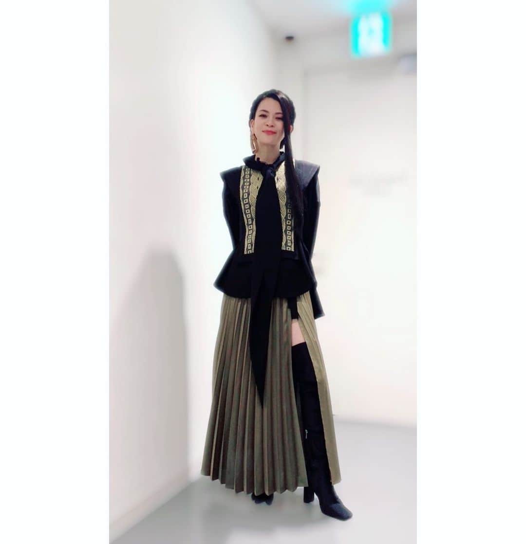 小柳ゆきのインスタグラム：「この日のお衣装👗  shirt&vest: @aoiwanaka.official  boots: @yelloshoes_official  stylist: @stokyo.uma  hair&make: @anr1106」