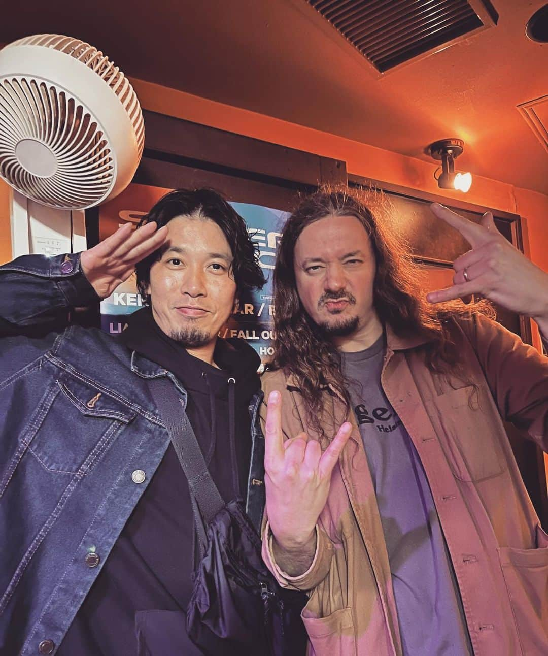 岡峰光舟さんのインスタグラム写真 - (岡峰光舟Instagram)「ラウパ大阪後にバーに行ったらSTRATOVARIUSのベースのラウリがいたよ！高校で聴いて頃のメンバーじゃないけどヤケクソ酔っ払イングリッシュで「2012年のライブアルバムのベースソロカッコよかったよ！メロディアスでスラップも入れたりと多彩だね！」と調子こいて伝えたらメッチャ喜んでくれました☺️ついでに俺もベースやってるからバックホーン聴いてくれ、と図々しく言っときました。 絶対歳下だと思ってたけど後で調べてみたら1977年産まれと書いてありました。 すいません、先輩。#stratovarius #lauriporra #loudpark」3月26日 12時18分 - kohshuokamine