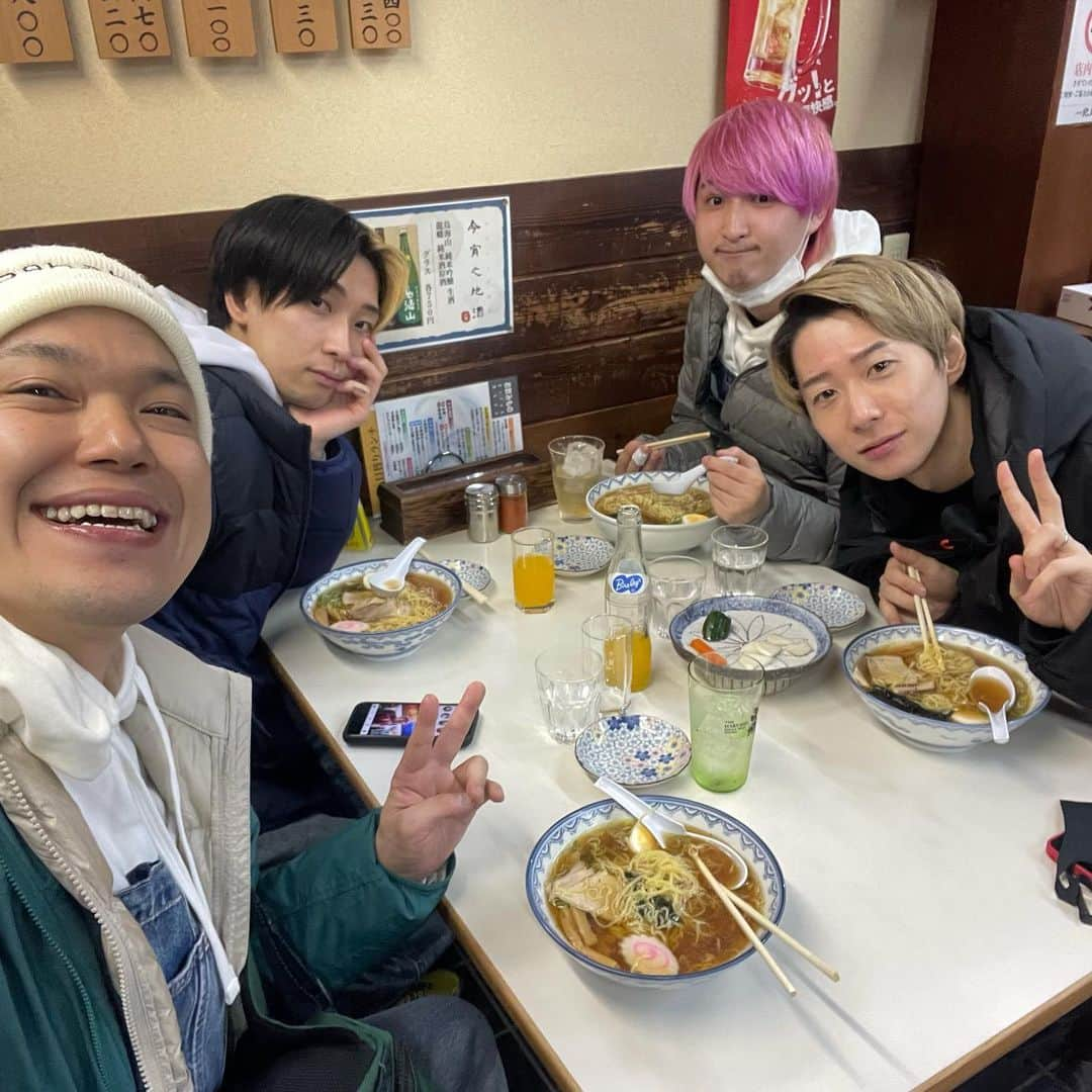 相馬トランジスタさんのインスタグラム写真 - (相馬トランジスタInstagram)「秋田最高だった‼︎ご飯全部美味しかったなぁ💚  #この動画楽しみ #ヒカルチャンネル出演させてもらいました #お土産にいぶりがっこと日本酒買いました #クリームチーズ挟もっと #名人の顔」3月26日 12時18分 - somatransistor