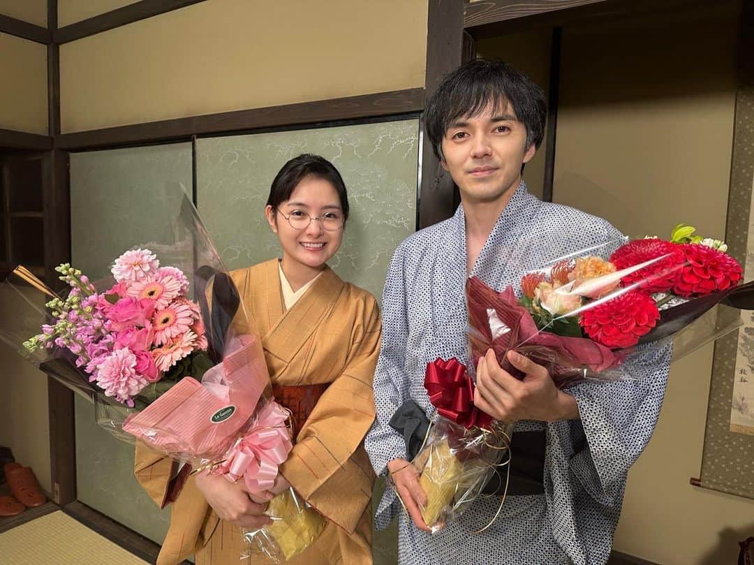 葵わかなのインスタグラム：「「キッチン革命」 第1夜。  大切に作ったこの作品を観てくださってありがとうございました。 やっぱり大切なものほど、みなさんと共有できることを待ち望んでたはずなのに、自分のそばから離れていくようで少し寂しいですね☺️  今日放送の第2夜にバトンは渡されました。 最後までこの革命を見届けてくださいね！  写真は昇一さん役を演じられた#林遣都　さんと、クランクアップの時のもの。  かけがえのない時間になりました。  京都での撮影の思い出もたくさん蘇って、また巡り、撮影所に通えるように精進するぞ〜！と気合が入りました😤  今日からもまた頑張ろー！  #キッチン革命」