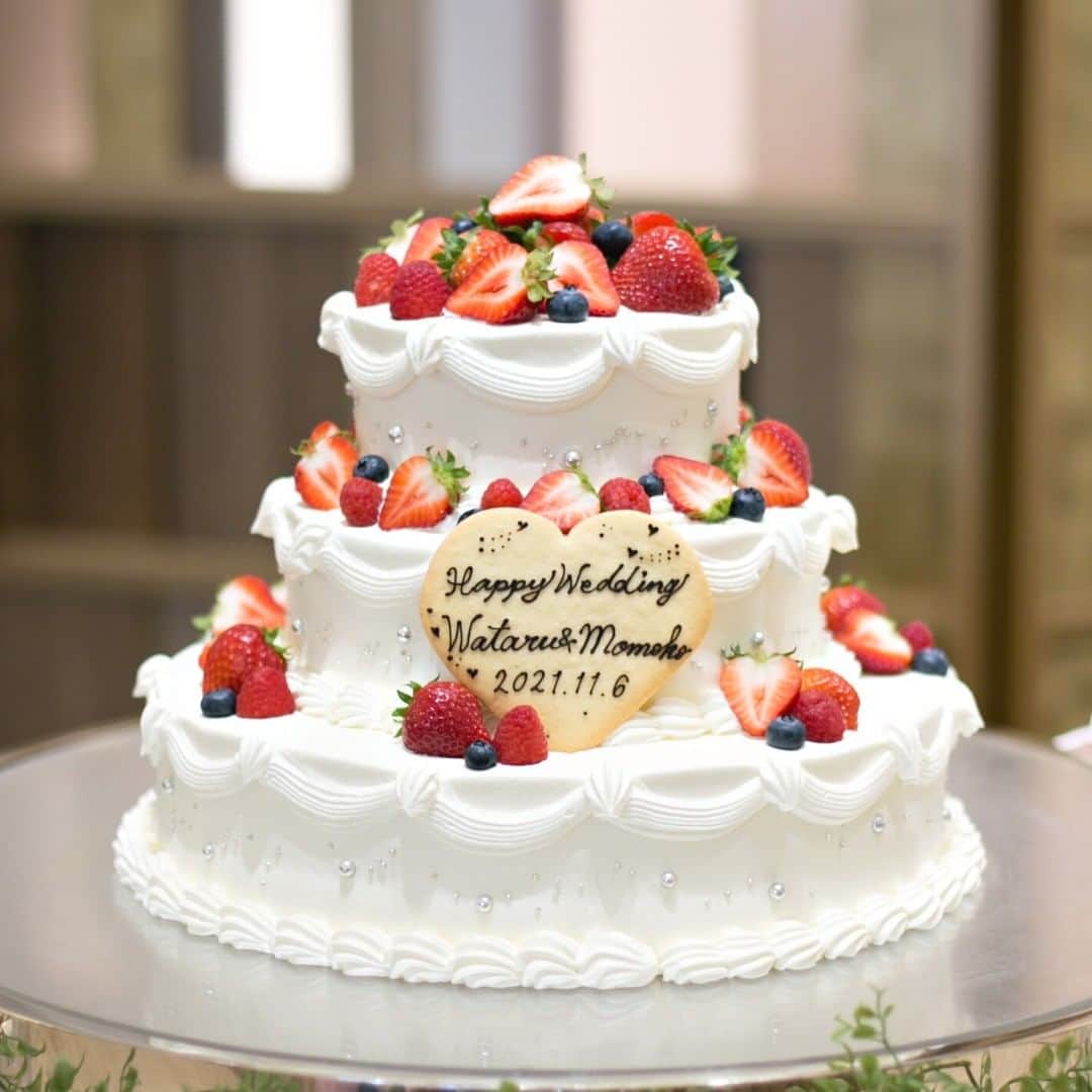 ANNIVERSAIRE アニヴェルセル 公式さんのインスタグラム写真 - (ANNIVERSAIRE アニヴェルセル 公式Instagram)「アニヴェルセル卒花さまのケーキ実例9選🎂  ウェディングケーキはおふたりが考えたオリジナルのケーキを作ることが出来ます🍓  デザインを考える際に抑えておきたいポイントをご紹介🕊  お打合せでいざという時に困らないように、ぜひ参考にしてくださいね🌿  💎段数 1段のものから3段あるものまで様々！ アニヴェルセルではどの席からも見えやすい3段のタイプが人気です✨  💎形 円形やスクエアのほか、星型やハート型・ショートケーキ型など様々な形があります✨  💎クリームの種類 白い生クリームだけではなく、チョコレートやピンクなどのカラーを取り入れたクリームにすることも出来ます✨  💎クリームの塗り方・絞り方 つるんと綺麗に仕上げる塗り方やぺたぺたと塗ったようなテイストの塗り方に仕上げることも出来ます✨  💎フルーツの種類 一番人気なのはいちご🍓 その他にもオレンジやレモン・マスカット・ブルーベリーなども載せることが出来ます🍋  💎その他の飾り グリーンや金箔を散らしたり、おふたりやペットのマジパン・ケーキトッパー・お名前を入れたプレートを載せてアレンジすることも出来ます✨  参考になった方は振り返れるように保存をして見返してくださいね🕊♡  📷post by @anniversaire_nagano  * * * ＼結婚式のお写真を募集中／ * アニスタグラムに参加してプレゼントを貰おう🎁！ * 参加には下記の①〜③ を付けてお写真を投稿してください💕 詳細は @anniversaire_officialのプロフィールURL『アニスタグラムキャンペーン』でもチェックできます✨ * ① #アニスタグラム ② @anniversaire_official ③3つのうち写真にあうハッシュタグ #結婚式 #ファミリーウェディング #フォトウェディング * * 皆様のお写真を楽しみにしております˚✧˳✧༚ * * * #オリジナルウェディングケーキ #ウェディングケーキ #ウエディングケーキ #ウェディングケーキアイディア #ウェディングケーキデザイン #ウエディングケーキデザイン #結婚式場 #結婚式準備 #東京結婚式場 #横浜結婚式場 #東京花嫁 #2023花嫁 #2024花嫁 #アニヴェルセル #アニヴェルセル長野」3月26日 12時25分 - anniversaire_official