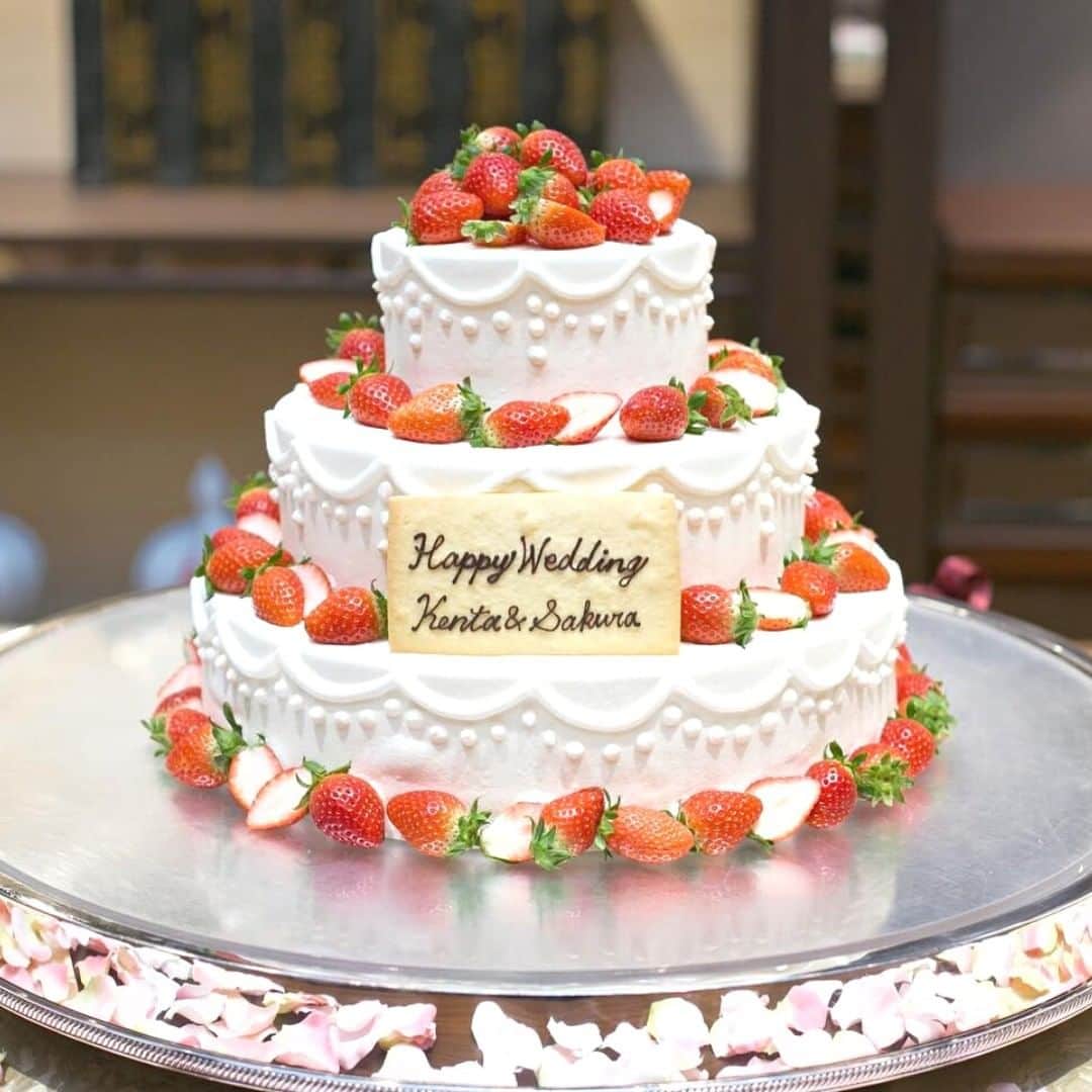 ANNIVERSAIRE アニヴェルセル 公式さんのインスタグラム写真 - (ANNIVERSAIRE アニヴェルセル 公式Instagram)「アニヴェルセル卒花さまのケーキ実例9選🎂  ウェディングケーキはおふたりが考えたオリジナルのケーキを作ることが出来ます🍓  デザインを考える際に抑えておきたいポイントをご紹介🕊  お打合せでいざという時に困らないように、ぜひ参考にしてくださいね🌿  💎段数 1段のものから3段あるものまで様々！ アニヴェルセルではどの席からも見えやすい3段のタイプが人気です✨  💎形 円形やスクエアのほか、星型やハート型・ショートケーキ型など様々な形があります✨  💎クリームの種類 白い生クリームだけではなく、チョコレートやピンクなどのカラーを取り入れたクリームにすることも出来ます✨  💎クリームの塗り方・絞り方 つるんと綺麗に仕上げる塗り方やぺたぺたと塗ったようなテイストの塗り方に仕上げることも出来ます✨  💎フルーツの種類 一番人気なのはいちご🍓 その他にもオレンジやレモン・マスカット・ブルーベリーなども載せることが出来ます🍋  💎その他の飾り グリーンや金箔を散らしたり、おふたりやペットのマジパン・ケーキトッパー・お名前を入れたプレートを載せてアレンジすることも出来ます✨  参考になった方は振り返れるように保存をして見返してくださいね🕊♡  📷post by @anniversaire_nagano  * * * ＼結婚式のお写真を募集中／ * アニスタグラムに参加してプレゼントを貰おう🎁！ * 参加には下記の①〜③ を付けてお写真を投稿してください💕 詳細は @anniversaire_officialのプロフィールURL『アニスタグラムキャンペーン』でもチェックできます✨ * ① #アニスタグラム ② @anniversaire_official ③3つのうち写真にあうハッシュタグ #結婚式 #ファミリーウェディング #フォトウェディング * * 皆様のお写真を楽しみにしております˚✧˳✧༚ * * * #オリジナルウェディングケーキ #ウェディングケーキ #ウエディングケーキ #ウェディングケーキアイディア #ウェディングケーキデザイン #ウエディングケーキデザイン #結婚式場 #結婚式準備 #東京結婚式場 #横浜結婚式場 #東京花嫁 #2023花嫁 #2024花嫁 #アニヴェルセル #アニヴェルセル長野」3月26日 12時25分 - anniversaire_official