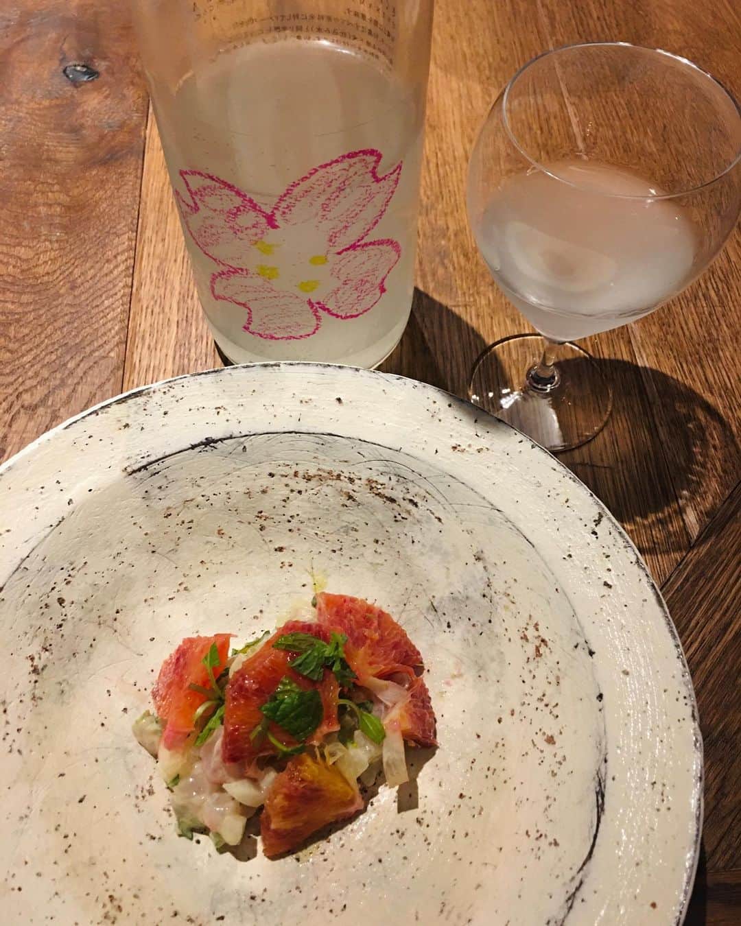 のインスタグラム：「…そして  大変、光栄なことに西麻布『No code』さんの日本酒セレクトをさせていたくことになりました。フルコースの一皿に日本酒をペアリングするにあたり、定期的に魅力的な日本酒をご紹介していきます。  3月中旬から4月は、 『真鯛とブラッドオレンジ』×『仙禽さくら・栃木県』 http://senkin.co.jp/ @senkinofficial   春風のようなふわりとしたSWEET感、エレガントな瑞々しさと旨みが好バランスの『仙禽さくら』。清らかな甘味の真鯛にアーモンドミルク、ミントやブラッドオレンジの酸味の凛々しさを、やわらかく包み込んでくれる存在感です。  これから、どうぞよろしくお願い申し上げます。  @no___code   #日本酒セレクト #日本酒🍶  #仙禽さくら  #真鯛  #宇和島ブラッドオレンジ  #西麻布」