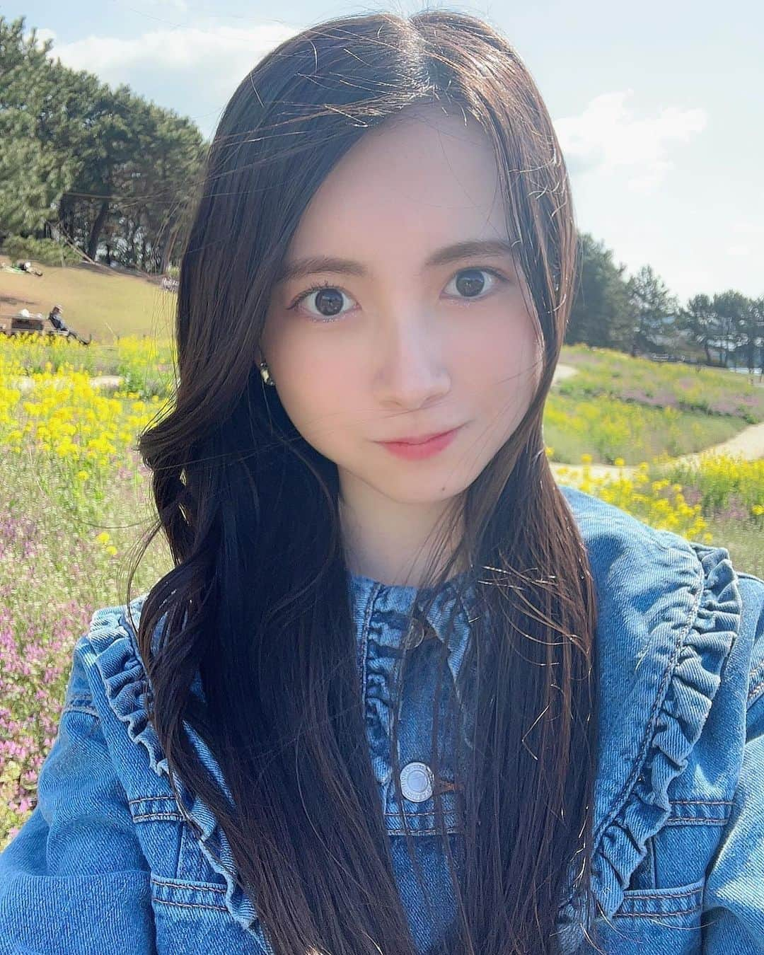 水島美結のインスタグラム：「🌱🍀🌱  #公園　#お花畑  #前髪なし  #ロングヘア  #デニムジャケット #akb48 #17期研究生」