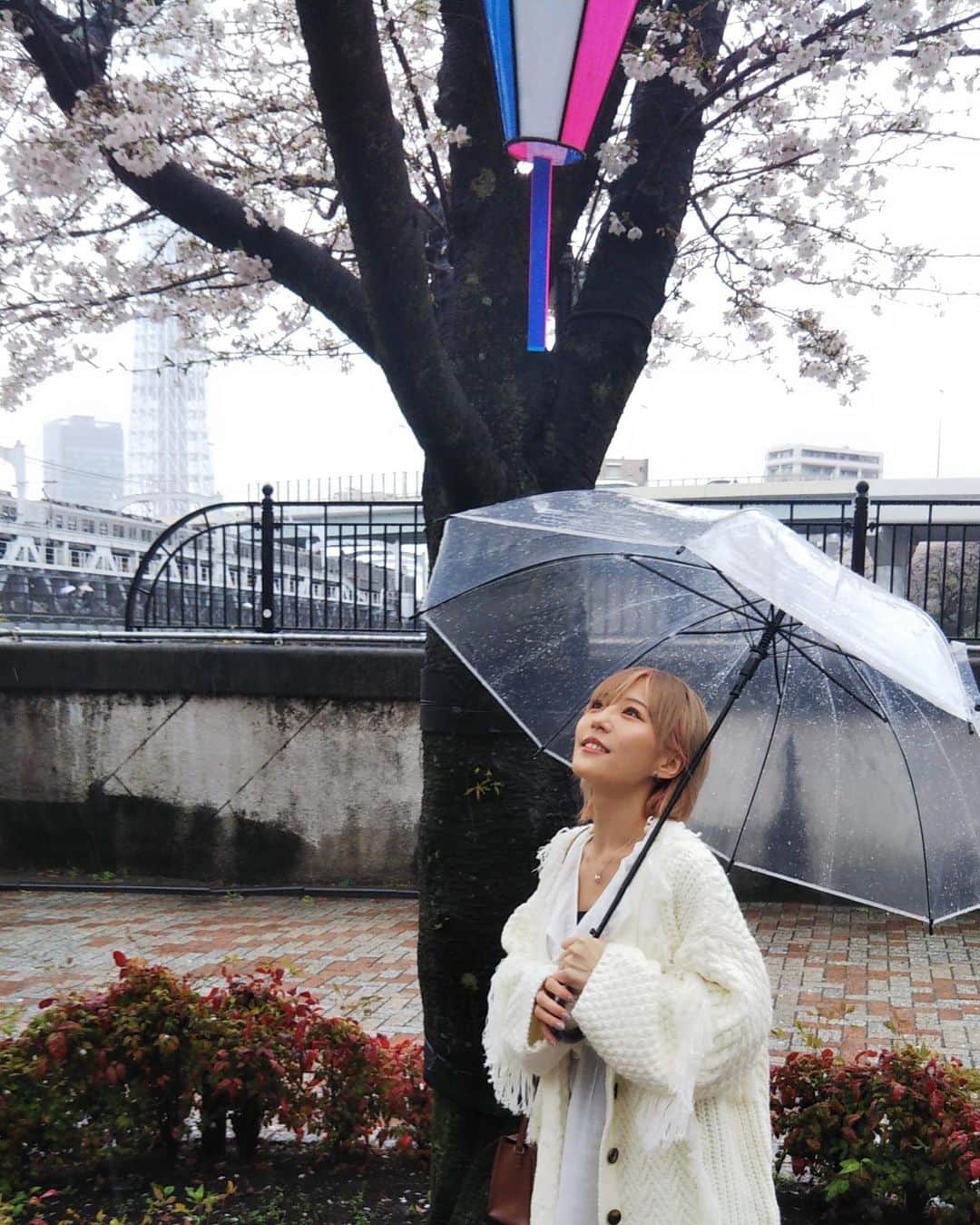 河路由希子さんのインスタグラム写真 - (河路由希子Instagram)「. お花見😊🌸🍡 雨だったけど満開でとっても綺麗だったよ✨   #桜  #cherryblossom #隅田川  #花見  #春」3月26日 12時30分 - kawajiyukiko