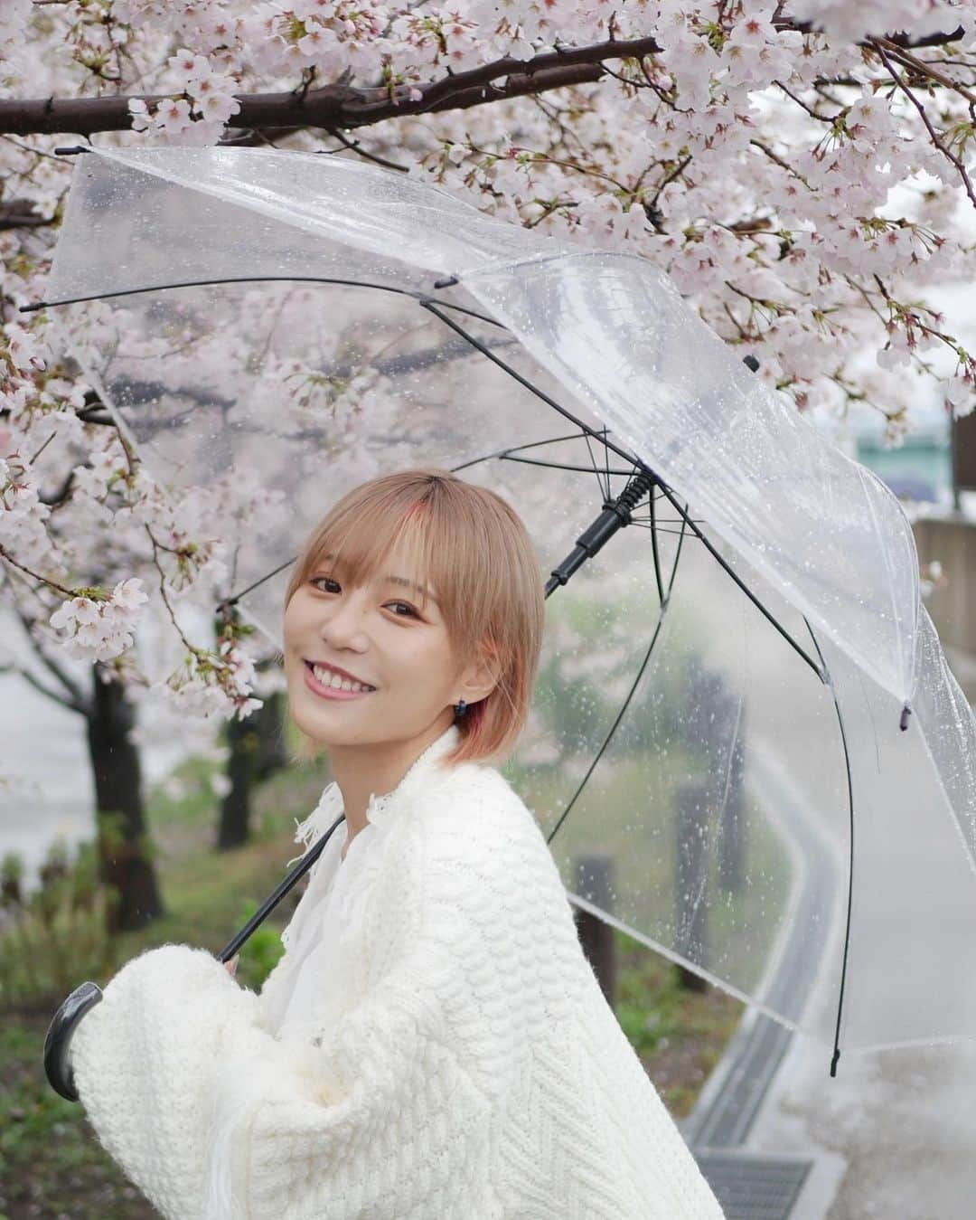 河路由希子のインスタグラム：「. お花見😊🌸🍡 雨だったけど満開でとっても綺麗だったよ✨   #桜  #cherryblossom #隅田川  #花見  #春」