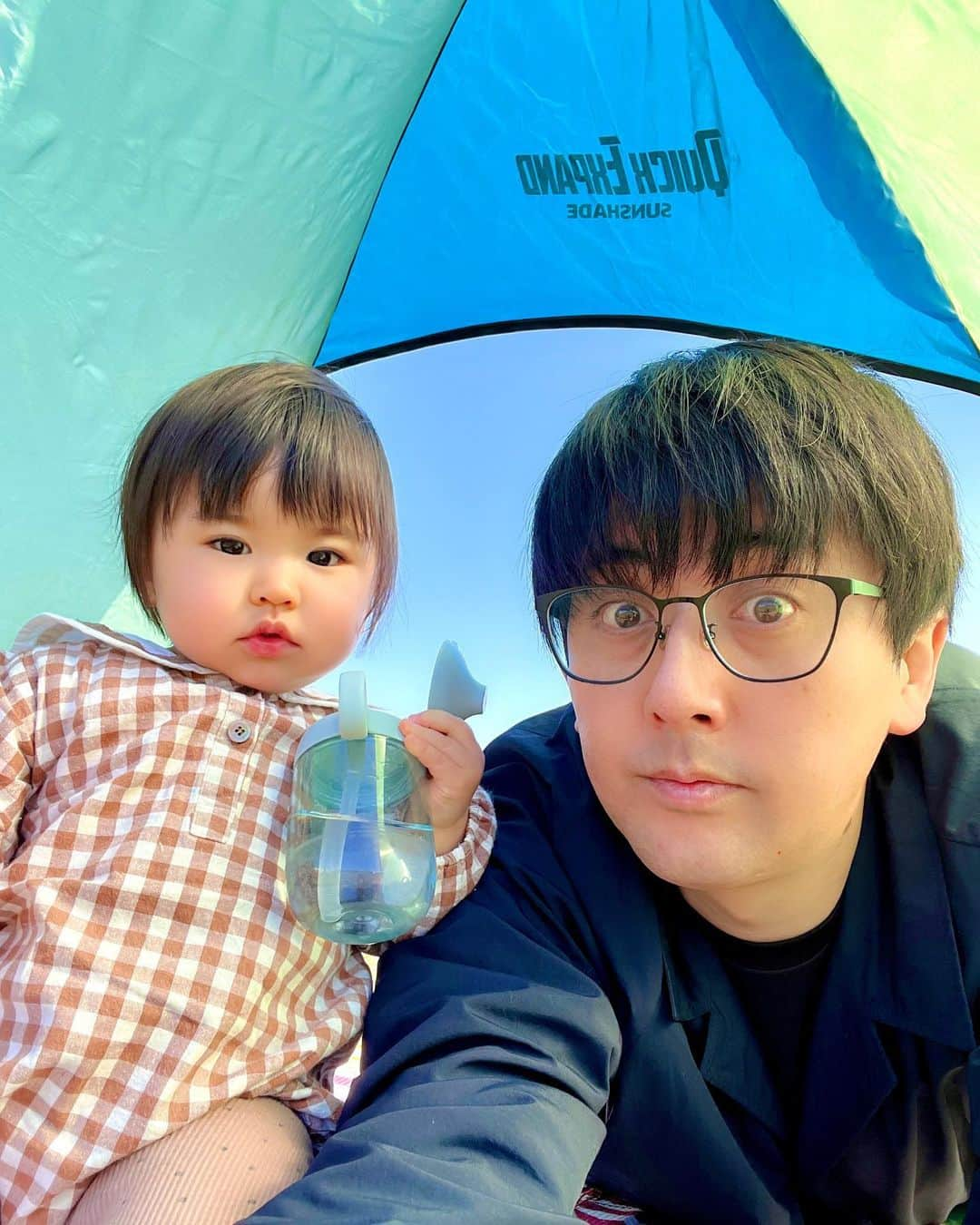 佐竹正史のインスタグラム：「公園でテントを広げるだけでも楽しいよね⛺️ ちなみにこのテントはドラゴン桜のパロディで使って もう使い勝手がなくなったテント😂  #パパ芸人 #子育てパパ #子育てパパと繋がりたい  #ビスケッティ佐竹  #佐竹娘 #1歳3ヶ月  #公園デート  #べびすたぐらむ  #パパスタグラム  #ドラゴン桜 #テント」