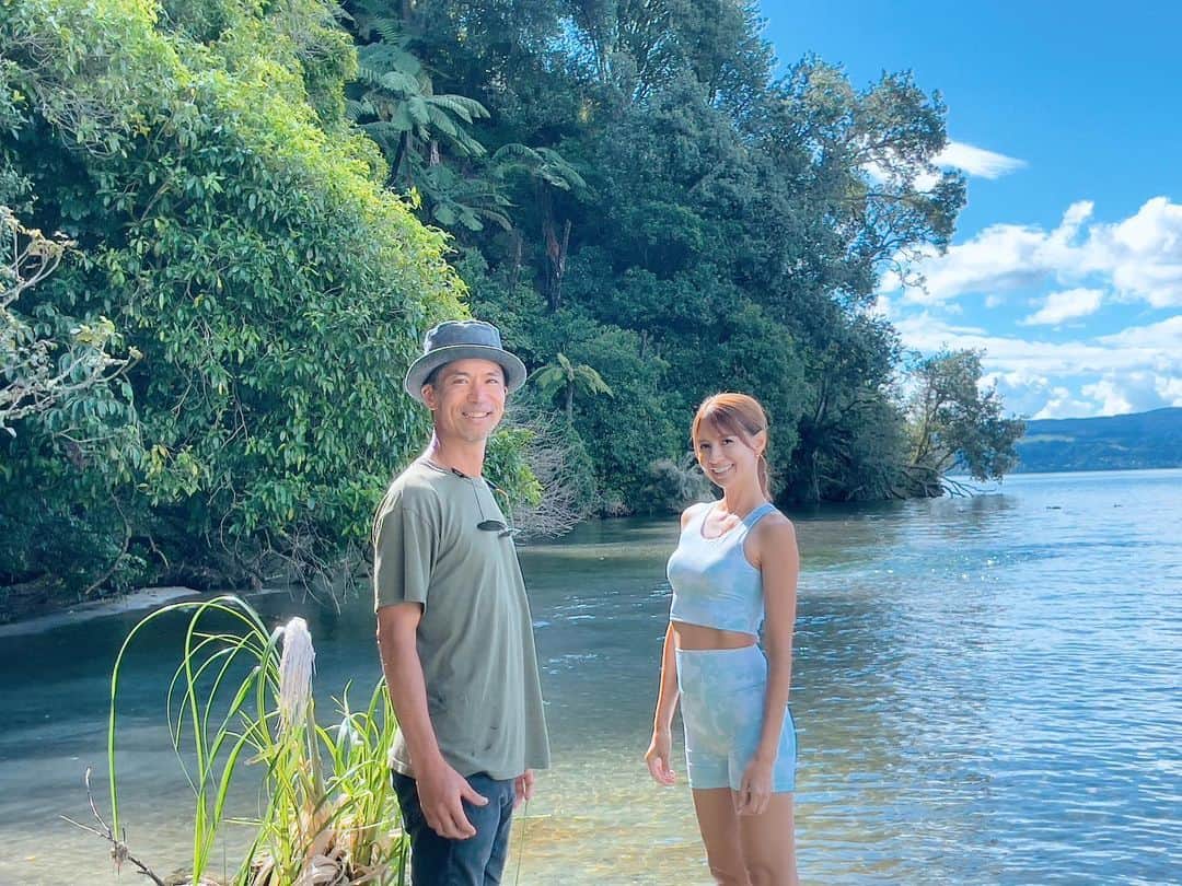 吉川ひなののインスタグラム：「今回のNew Zealand旅行、旅の目的は四角さんファミリーの生活をさせてもらうこと♡  原生林に囲まれた湖のほとりで半自給自足をしている四角ファミリーの暮らしに興味津々、汚れのない湖からのお水を飲んでいて、毎日その綺麗な空気を吸っている。。♡ 夢のようだ！！！  子どもたちにそのお水を飲ませたり、空気を吸わせてあげたい。。♡  そう思って、図々しくもべったりと四角ファミリーと暮らしを共にさせてもらってきました😝🙏🏻♥️♥️  四角さんがこの間出版したミニマル主義という本も大好きで、たくさん暮らしや生き方にインスピレーションをもらったけど、四角ファミリーの暮らしはもう、想像以上だったよ。 なにからなにまで最高でした😍  続きはまたアップしまーーす🥰🥰  #HinanoNewZealandLife」