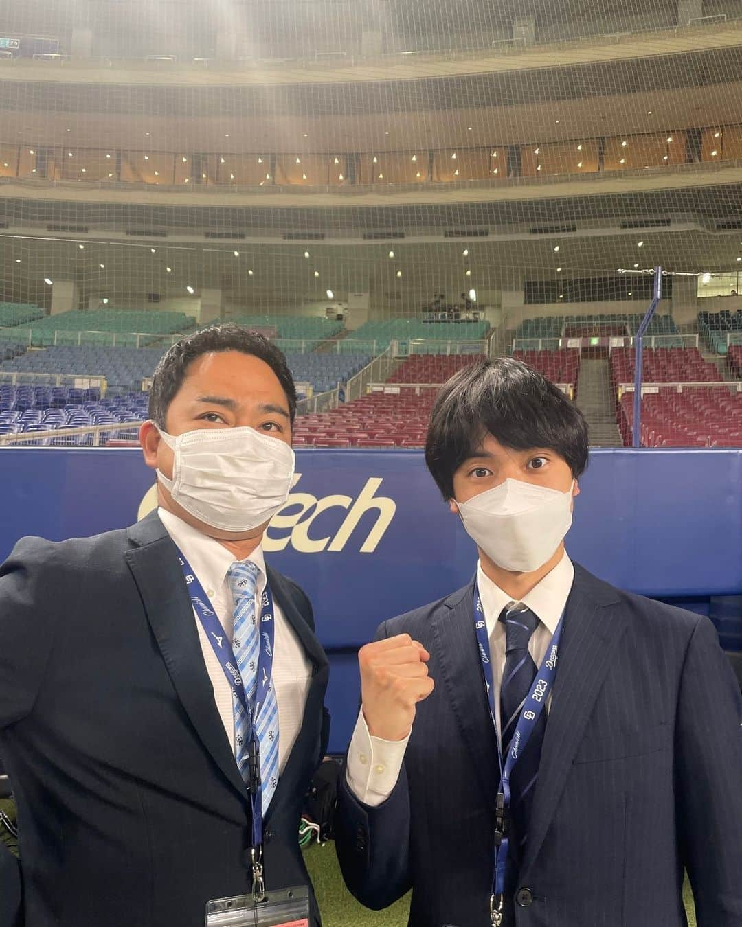 CBCテレビ アナウンス部さんのインスタグラム写真 - (CBCテレビ アナウンス部Instagram)「⚾️いよいよ開幕へ！ #オープン戦 最終戦テレビ中継　実況の #西村アナ とリポーター #光山アナ ホーム #ドラゴンズ 練習中に。#cbcテレビ」3月26日 13時02分 - cbc.announcer