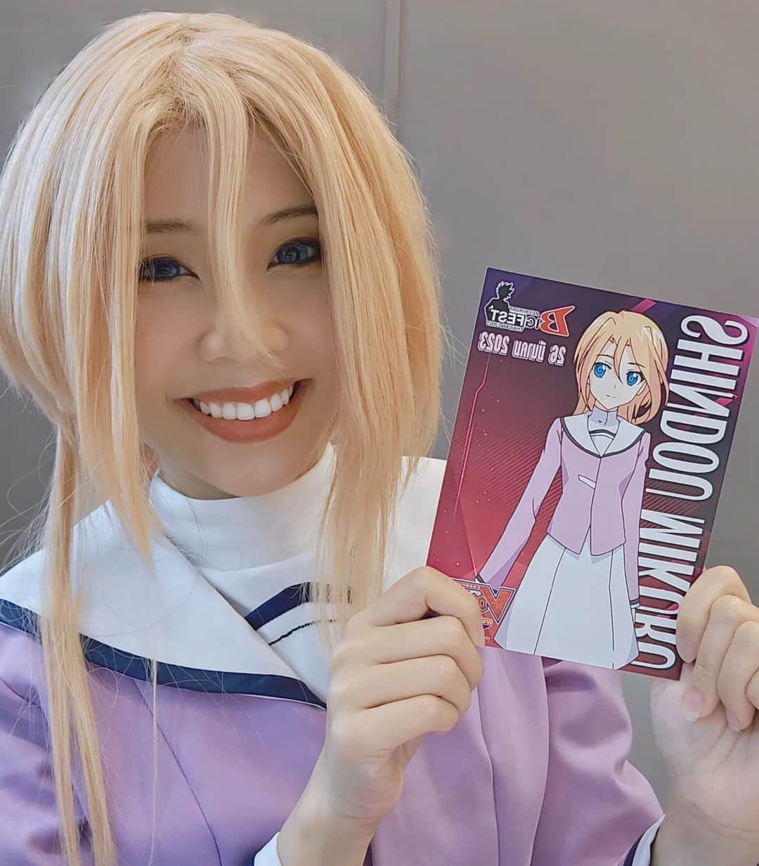 ビーム先生のインスタグラム：「เมื่อนักพากย์คอสเป็นตัวละครที่พากย์ タイ語版のアフレコをしたキャラクター♥  #beamsensei #vanguard #cardfightvanguard #แวนการ์ด #mikuru #cosplay #コスプレ」