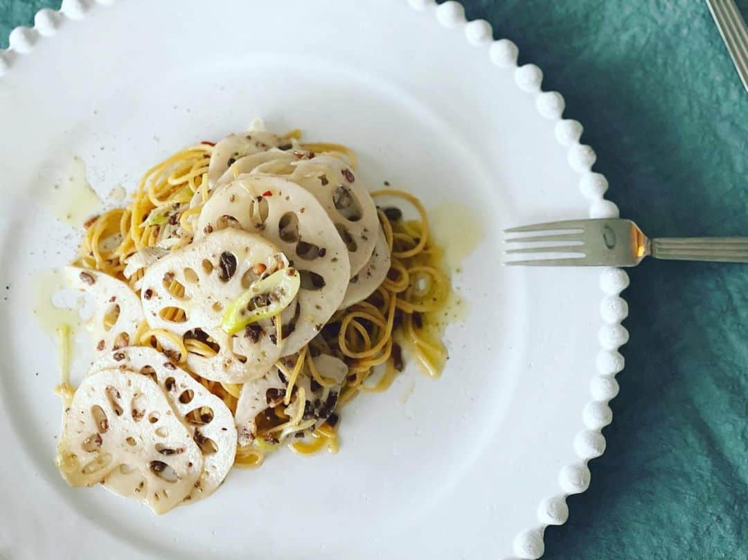 神崎恵のインスタグラム：「・ 昨日のお昼ごはん。 週末は、冷蔵庫の整理をしながら簡単にサクサク作れるものを。 蓮根、葱、挽肉のパスタ。 にんにくのオイルベースで鷹の爪にお醤油ちょっぴり。 「ピザたべたい！」三男のリクエストで頼んだピザと合わせて🍕 いつもなら、アイロンをかけてからひくテーブルクロスもそのままで。 いくつかの楽が組み合わさると、 ゆとりができていいものです😚 ひき肉はカリカリになるまで炒めると、くさみがなくなり美味しいです。  あたたかなコメントをいただきました。　 私の場合、 疲れている＝体調が悪い。　ではないので、ご安心を☺️ 万が一疲れていても、健康で、朗らかです🌸 ありがとうございます。  #神恵ごはん #おうちごはん」