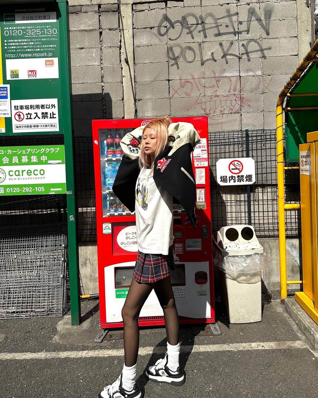 アン・アルムのインスタグラム：「#광고   LA프리미엄스트릿브랜드 supra의 vaider x가 3/28일 출시됩니다.  선착순으로 스니커즈 구매 시 한정판 NFT를 제공한다고 해요.❣️ TOKYO TO LA🛬  #수프라 #VAIDERX  #수프라바시티자켓」