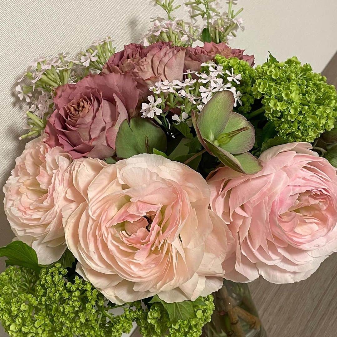 藤澤恵麻のインスタグラム：「あるお仕事で大きな花束をいただいたので、花瓶に生けました。  部屋にお花があると、心も華やぎますね。こぼれ落ちそうなほど大きな花びら。 いただいた現場でのあれこれを思い出しながら、嬉しく眺めています。  #恵麻 #ema #お花 #感謝」