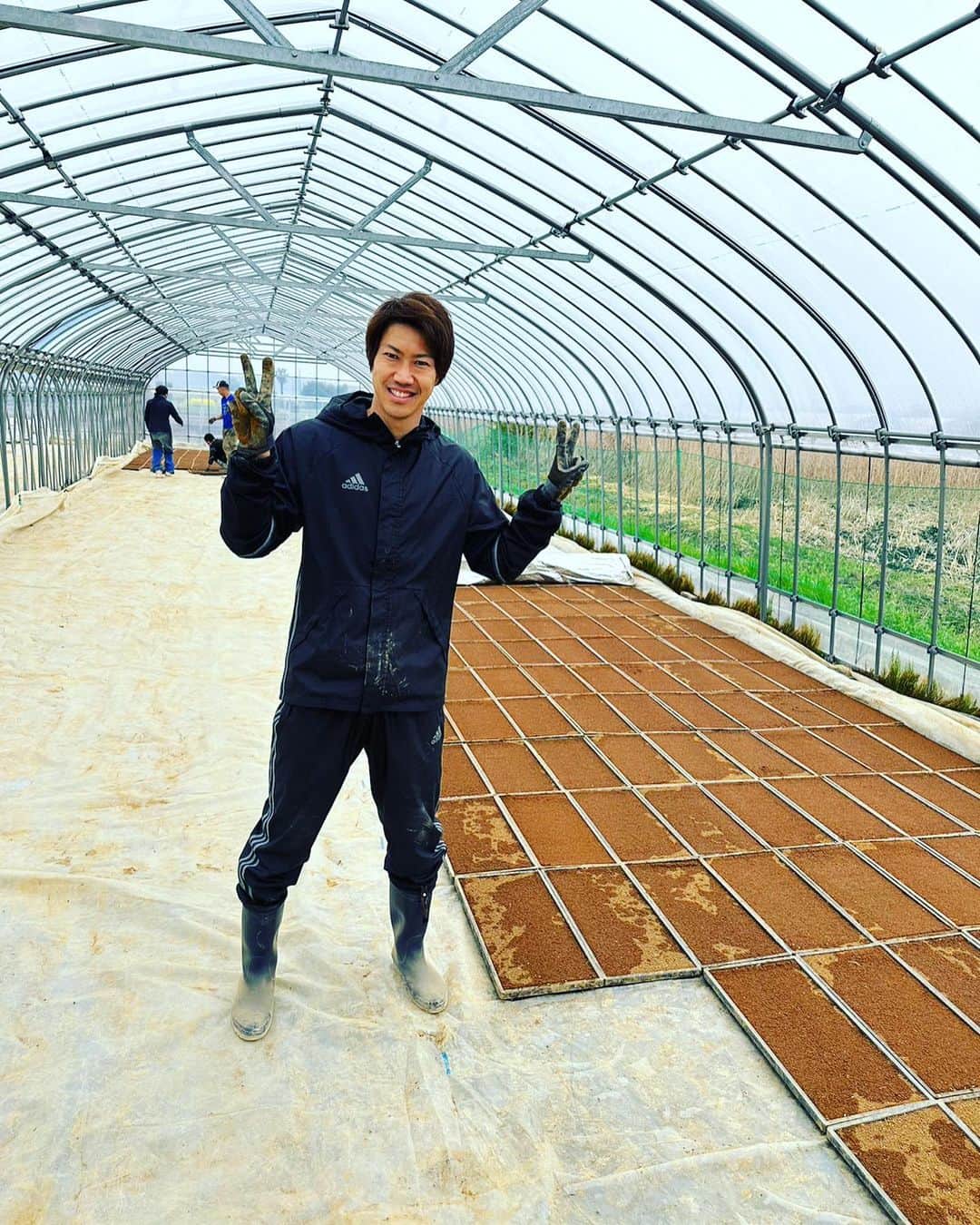 吉田眞紀人のインスタグラム：「... お米づくり体験👏  中郷でお米づくりを体験させていただきました！ 毎日当たり前のように食べているお米。 生産者の方たちが一生懸命作ってくれてます🤲  力仕事もあり、大変な面もあるけど収穫が凄く楽しみです☺️  農業はやりがいのある素晴らしい仕事です👏  感謝🙏 ...  #吉田まきと #農業体験 #スポーツで健康に #木更津市出身初のJリーガー #木更津に新しい景色を #木更津 #木更津市議会議員選挙」