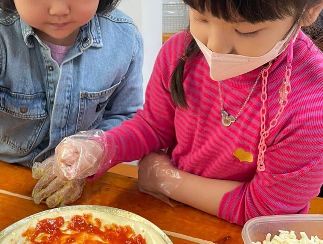 秋葉里枝さんのインスタグラム写真 - (秋葉里枝Instagram)「#양평치즈마을 🧀❤️  주일학교 시작하면서 성당에서 하는 이벤트에 처음으로 참석🙏  아빠랑 가는 소풍 ❤️  아빠랑 둘이 간다고 전날부터 엄마 빨라 낼 되었으면 좋겠어 하며 기다리던 예나 😙  정말 알찬 스케줄로 예나는 최고 즐거웠대요😆🙌  오늘 주일인데… 예주가 열 나서 나는 불참🥲  담주까지 잘 지내보자 ❤️」3月26日 13時16分 - rie_akiba