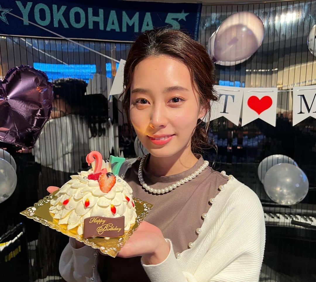 のインスタグラム：「27歳なりました✌🏻 . . 25日友達の結婚式で幸せな時間を過ごして、二次会で花嫁にお祝いしてもらいました😳😭なんてこった、、心遣いに大感動でしたありがとね。 . . 今年も良いお知らせができるよう頑張ります！27歳楽しむぞ！🤘🏻 . . #0326 #birthday #🎂」