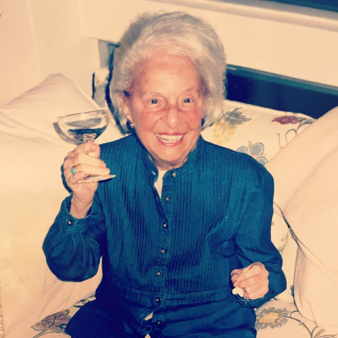 レスリー・フェラのインスタグラム：「Tu mi manchi, mia Madrina! Ti voglio benissimo. You would’ve been 108 today. That’s the age you always said, “I’ll be ready to go!” even though your Spirit moved on ten years too soon. I miss you — your belly laugh, firm hand grasp, intellect, wisdom, and love. But I remind myself you’re in every flower, every sweet breeze, and with me always, lighting my path. “I carry your heart ❤️ (I carry it in my ❤️).” . . . #Evelina #godmother #likeamother #bestfriend #motherslove #birthday #birthdaygirl #salutebella #cincin」