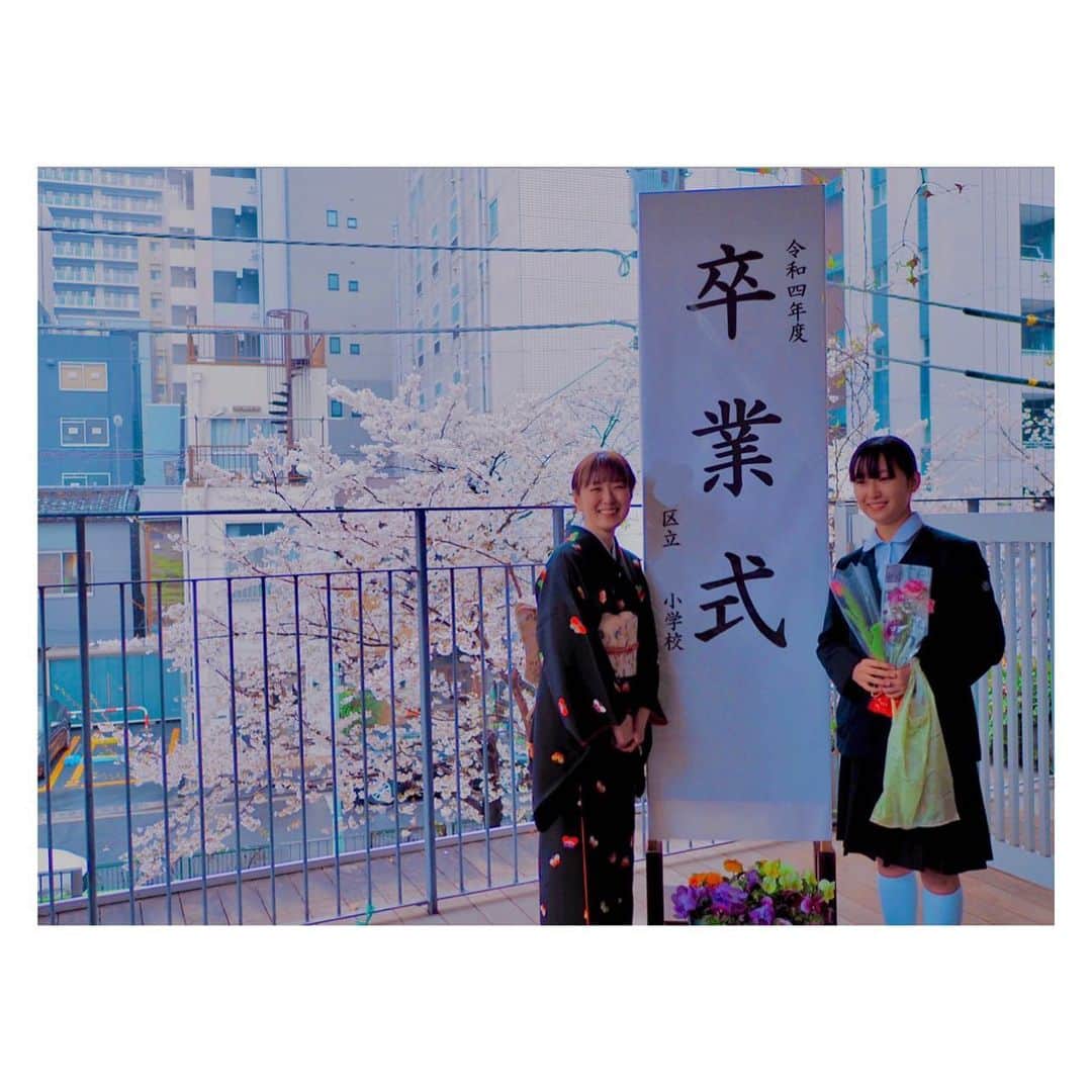 megumi matsuoさんのインスタグラム写真 - (megumi matsuoInstagram)「… サラ卒業おめでとう♡  感染予防対策で保護者は2人まで 在校生なし 桜咲く霧雨の中での ほんわかした式でした  最後先生たちが作ってくれた花道 (本来なら在校生がやってくれるんだけど） BGMに嵐の「カイト」が流れてきて そこで初めて実感が湧きウルっときたけど 先生たちの笑顔に 私たちも笑顔でお別れできました  いろんなことがあったけど どれもいい経験だったよー 6年間ないし9年間 ありがとうございました！  #卒業式#小学校卒業式#js6#小学生女子 #もうすぐ中学生 #ママ#ママライフ#アラフィフ#アラフォー#3児ママ#40代#松潤キモノ#小紋」3月26日 13時37分 - sara_mira_