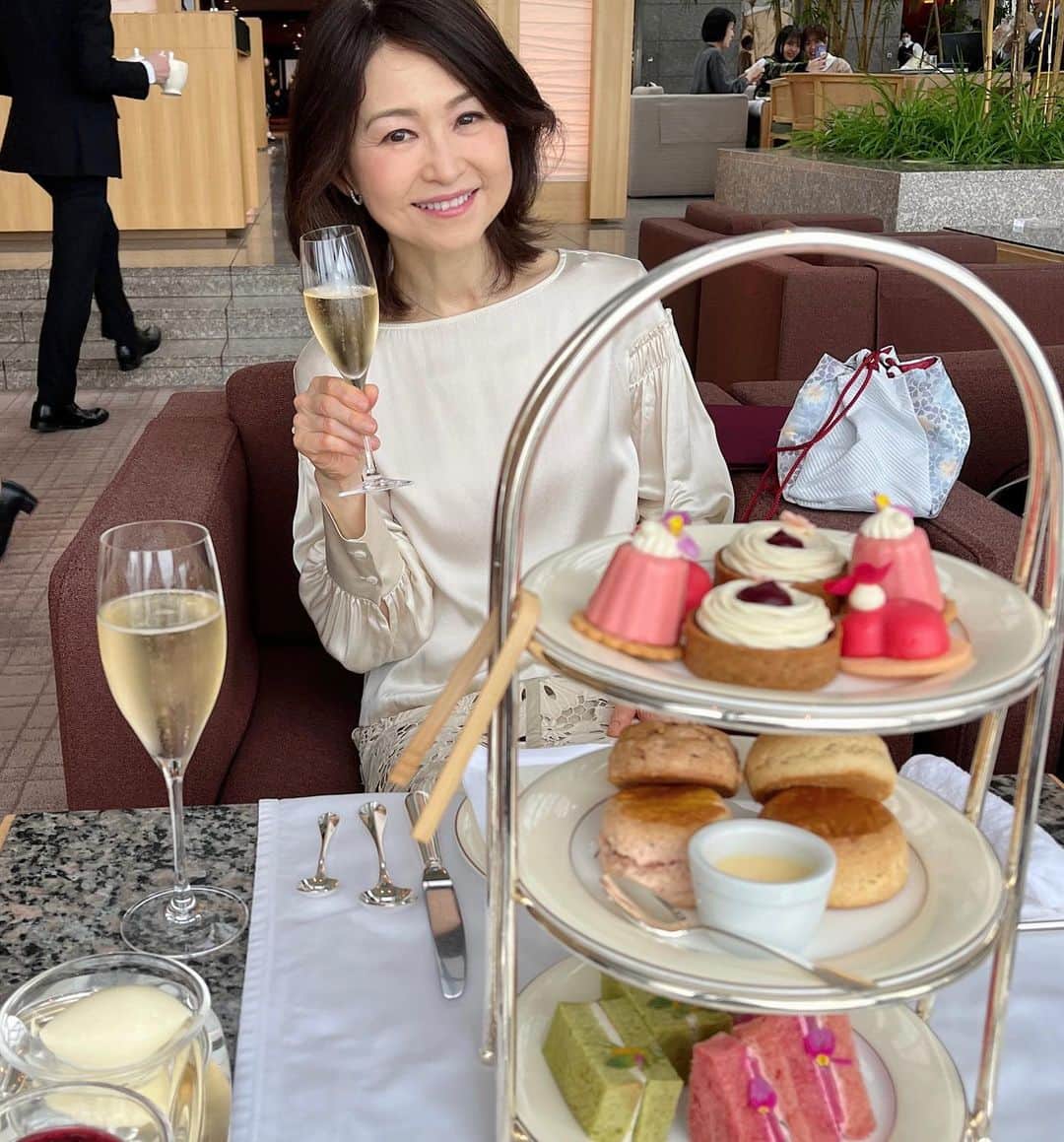 辛島美登里のインスタグラム：「姪っ子の卒業式でした。コロナ禍大学生活を自分なりに有意義にすごした、 と言う彼女に大人になったなと😌で、 卒業証書もらうかわりに学生証を返却して、もう学割使えない😩と、 しっかりさんとあどけなさ半々の可愛い袴姿でした🧒🏻✨ 一緒にケーキ食べるだけのおばちゃんのドヤ顔ですいません😅🥂 赤いサンドイッチにはサーモンの🥪 人生の波を 好きなように泳いでいってね〜🐟  My niece graduated from college yesterday.  She said that there were many troubles due to the corona wreck, but those were unforgettable memories.  We celebrated with cake 🍰 and champagne 🥂. Congratulations 🌸 #graduation」