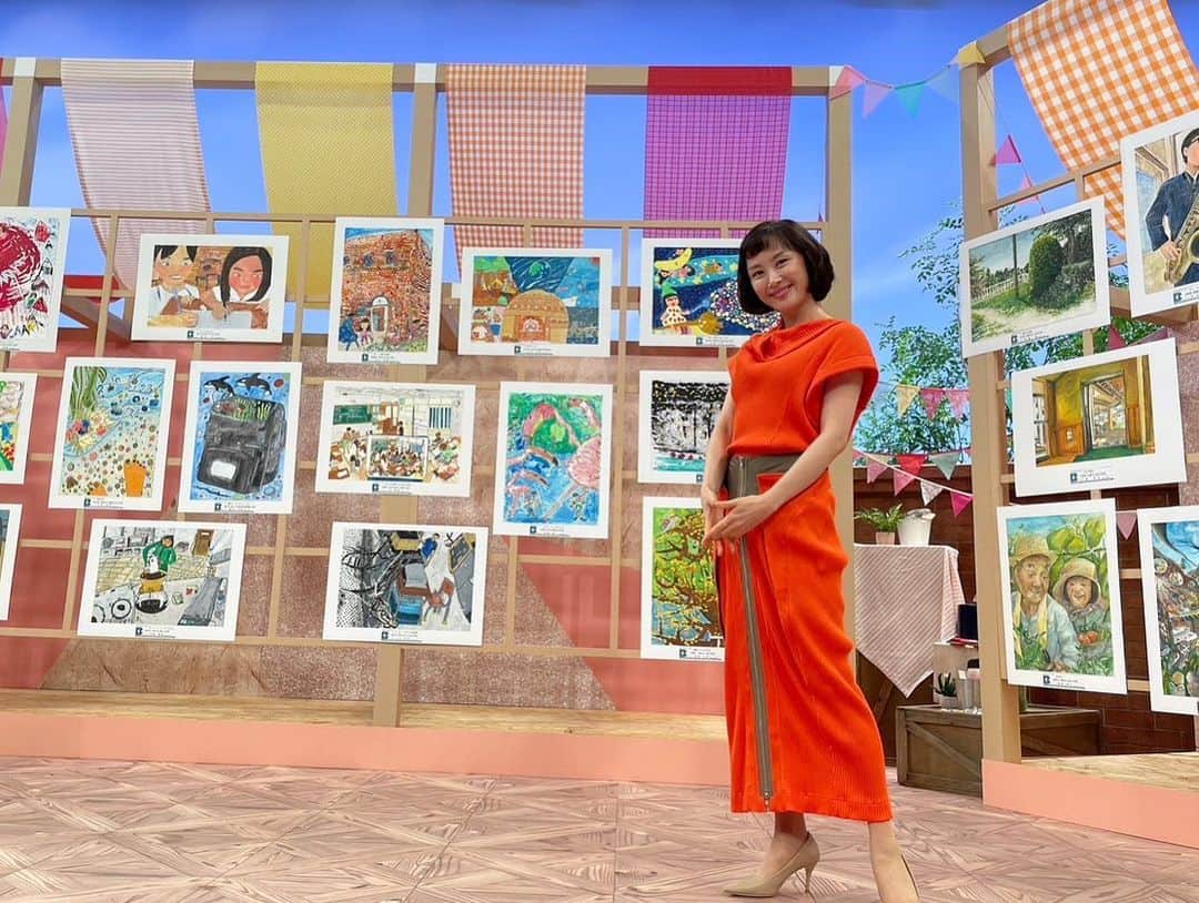 山口もえのインスタグラム：「・  こども達の感性は素晴らしい！！ 年齢によって描く絵が変わるんです 初めて絵を描く時は 顔だけが多くてそれは親との距離が 近いからなんだって いつも覗き込んでくれる親の顔を そのままに描いてるそうです！ そして自分と周りを描くようになり 空間をとらえられるようになり 思春期には自分の内面と向き合い 作品として描けるようになる方も👏 絵画の奥深さを学んだ貴重な時間でした こどもの発想力や表現力を引き出すために どう関わり導いていけば良いのか 玉川信一先生と加藤諒くんと 一緒に紐解いてゆきます！ ぜひお楽しみ♡  3月27日(月)9:25〜9:55 NHK-E「アートではじける！子どもの力〜第82回全国教育美術展から〜」  #TV#NHK #全国教育美術展  #絵画 の世界は #奥深い　 #🎨」