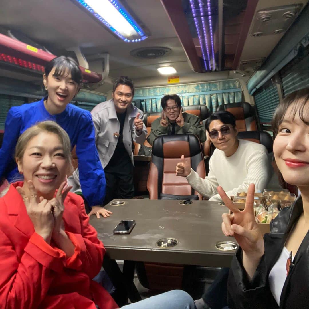 パク・ソングァンのインスタグラム：「## 무대인사 2일차🥹  오늘은 #염혜란 선배님도 와주셨어요🙋🏻  #현남이모 #명랑한. . .  지금빨리 오세요🙋🏻🙋🏻🙋🏻」