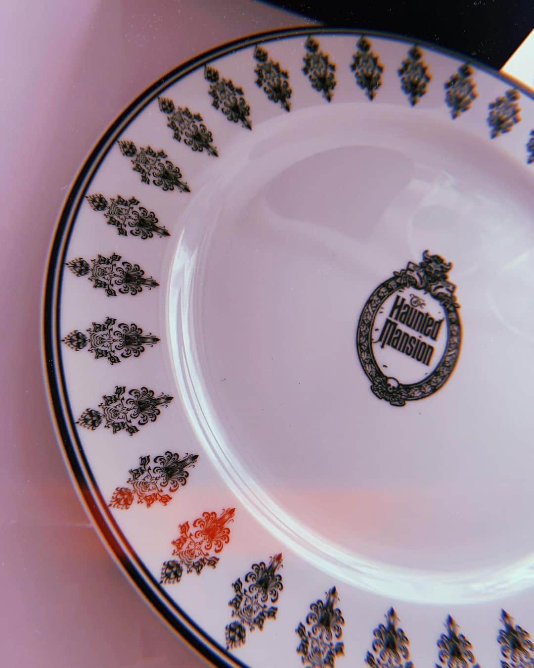 吉田桃華さんのインスタグラム写真 - (吉田桃華Instagram)「#HauntedMansion  素敵すぎてため息がもれる どストライクな食器が出たら買わない選択肢ないわよ  #可愛すぎて使えない #箱も素敵なんですほんと　 #ホーンテッドマンション  #吉田桃華」3月26日 13時49分 - momokayoshida_