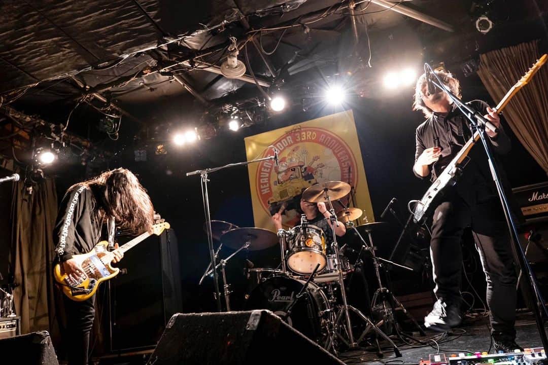 のインスタグラム：「strange world's end / 2023.3.25 三軒茶屋HEAVEN'S DOOR  photo by#セオサユミ  #strangeworldsend #ストレンジワールズエンド #飯田カヅキ #kazukiiida #平マサト #masatotaira #フルカワリュウイチ #ryuichifurukawa #band #バンド #ミュージシャン #musician #三軒茶屋heavensdoor #三軒茶屋 #live #livephoto #ライブ #ライブ写真 #livehouse #ライヴハウス」