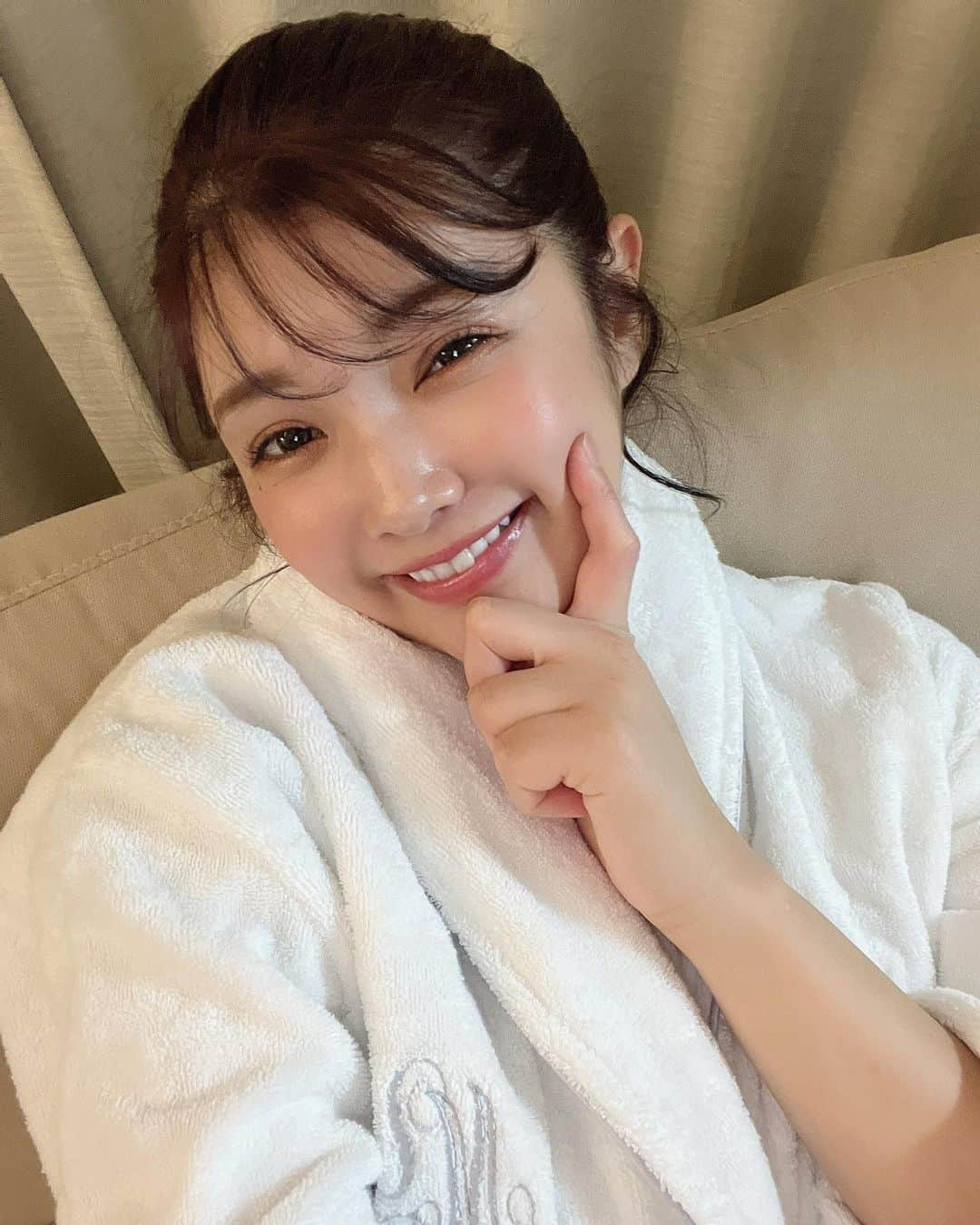 細田海友さんのインスタグラム写真 - (細田海友Instagram)「34歳、最近のお肌事情🧏‍♀️  私の肌は ◎強い ◎暴飲暴食しない限り荒れない ◎ニキビも出来にくい ◎シミはそこまでないが、くすみやすい  が特徴なんだけど… この花粉の季節はどぉしても肌がゆらいでしまうので💦 サロンの力をお借りしてきました✨✨✨  お友達のさりちゃんのサロン　@mashlontokyo  で 超音波毛穴洗浄✖️ピーリング✖️イオン導入  終わった直後から肌にハリとやわらかさと うるおいが戻ってきたぁぁぁ🥹✨✨✨  この写真と動画はサロンにお邪魔した日の夜🌙 保湿もしっかり頑張ってこの日より 今の方が肌も綺麗に蘇ってくれてます🧖🏻‍♀️✨✨✨  美肌、小顔に近づく為に 定期的にお邪魔してるのは @_oasis_tokyo_  ⭐️ハイフ、美顔鍼、美作矯正  @bodyremaker.2018  ⭐️小顔鍼、シカエッセンス導入  どちらも信頼をおいている スペシャルなサロン✨✨✨ 月に1回のペースで通ってます🥰  むくみも取れるし本当スッキリする‼︎  後は何より私の周りはお肌綺麗な子が多すぎる🥹💓 それが一番のモチベーションに繋がってるかも✨✨✨  みんなと美容の情報交換するのが 楽しいのよね本当💓💓💓   #me#photooftheday #instadaily #instagood #bestoftheday #picoftheday #photography #instagramers #like4like #l4l #follow #followme #tagsforlike#photo#japanese#tokyo#selfie#fashion#liketolike#photospot#likesback#likeme#팔로마#좋다#일본#셀스타그램#데일리#일상#레그램」3月26日 13時50分 - miyuu_bigbaby