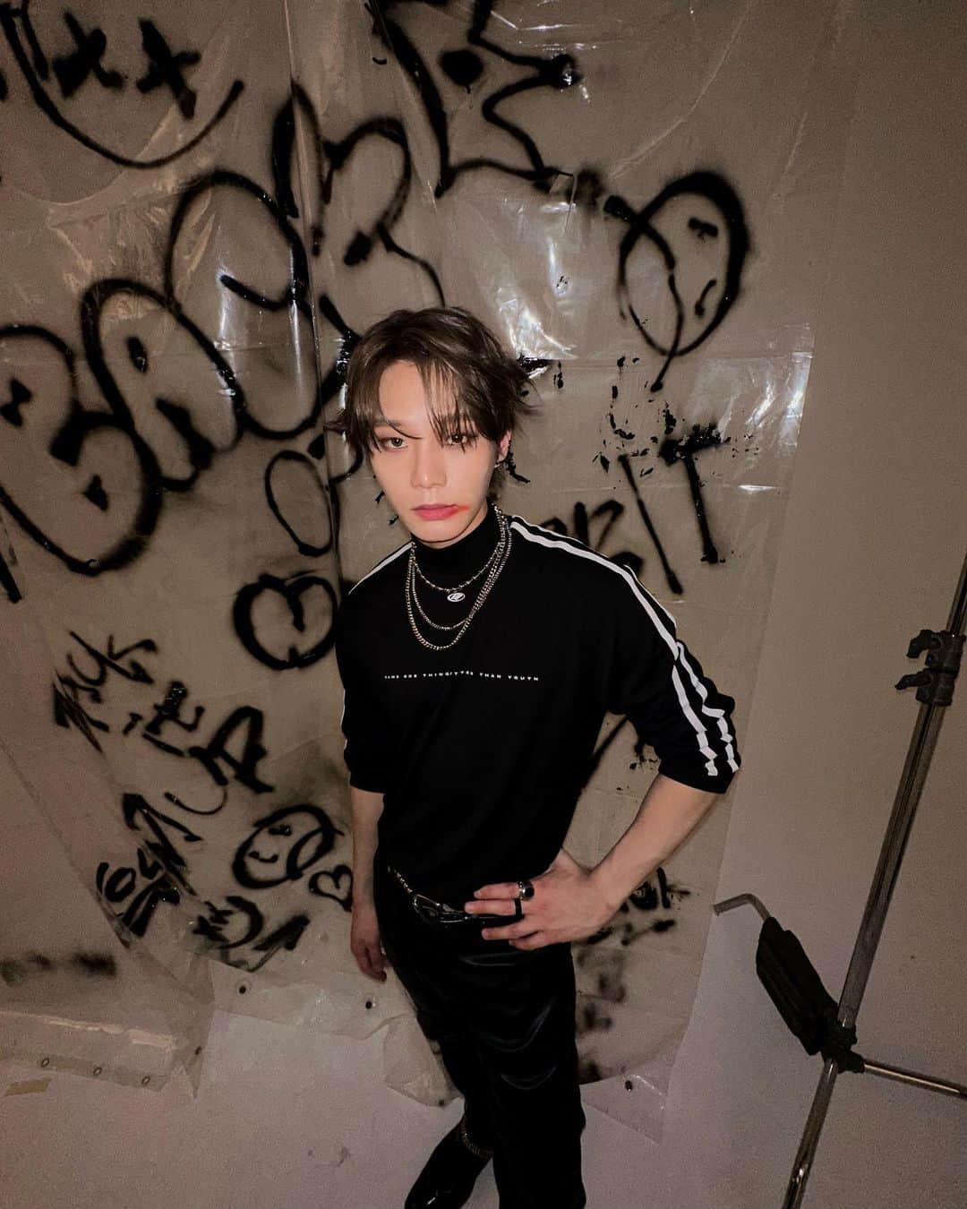 のインスタグラム：「⚫️☹️⚪️  Back it up  230427 Release  #ORβIT #EαRTH #backitup」