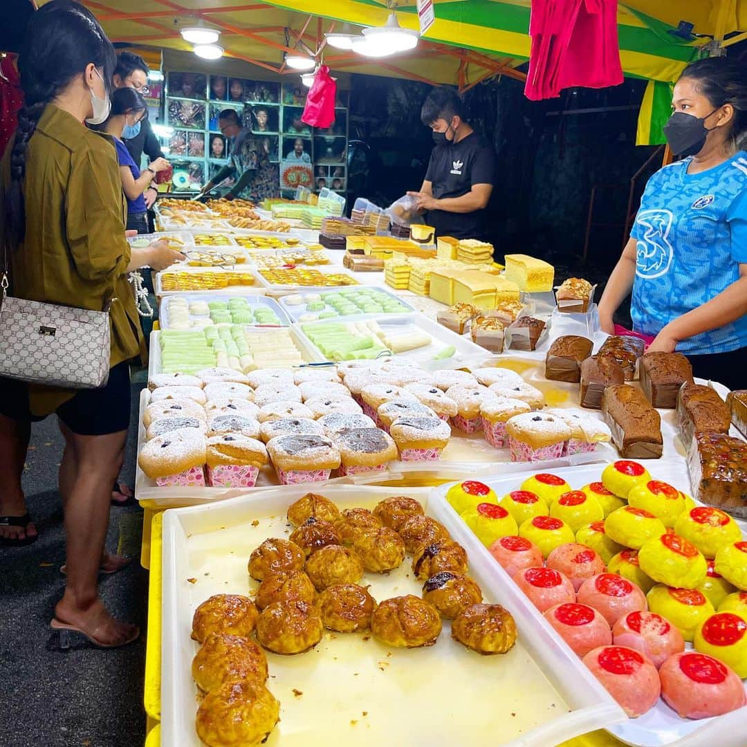 宮崎宣子さんのインスタグラム写真 - (宮崎宣子Instagram)「ナイトマーケットへ。  たまたま、丁度水曜日開催のマレーシア最大のナイトマーケットへ行けました。  2キロにも及ぶこのナイトマーケットは、ソウルフードが溢れていて、 何を食べるか迷ってしまいます。  マレーシアに来て、麺類が豊富で出汁が美味しくて毎日食べてしまう。  高校生や、大学生が、屋台でご飯を楽しそうに食べているのが印象的でした。  I went to Night market in Malaysia.  Here is the most biggest market in Kuala Lumpur.   There are so many soul food stalls.  I got lost what I want to eat.   This night market open every Wednesday.   I recommend as the best for sightseeing.   #nightmarket  #kualalumpur  #malaysia  #stall #soulfood」3月26日 14時00分 - miyazaki_nobuko