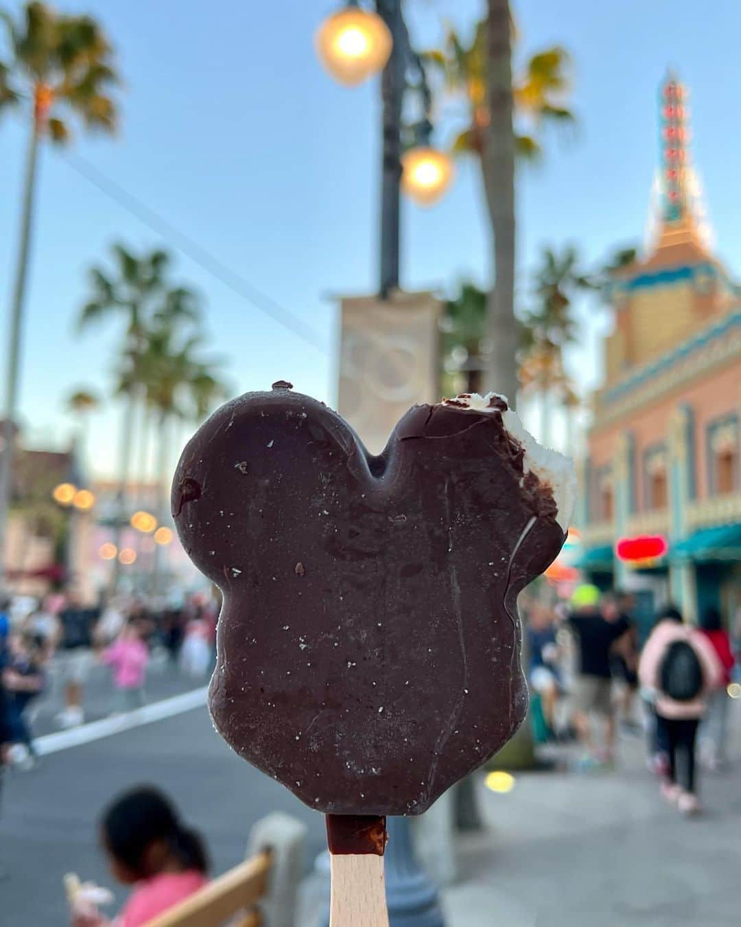 サラ・ヒューズさんのインスタグラム写真 - (サラ・ヒューズInstagram)「Spring Break seems like a good time to post pics from my Winter Break trip to @waltdisneyworld 🐭 🪄 🎢   Highlights include: - Epcot:🍁 & Soarin’ - a fave!! - Hollywood Studios:  Rock ‘n’ Rollercoaster 🤩  - Star Wars: Galaxy’s Edge (for the 1st time!!) - tried blue 🥛, got a pic with a Wookie in the bkg, went on the Rise of the Resistance ride and the Millennium Falcon ride, & got a drink with glitter in it at Oga’s Cantina at night 🍸✨!  Other rides this trip: Mickey & Minnie’s Runaway Railroad, (classic), Figment (retro), Mission: Space (🤩🤩🤩).」3月26日 14時12分 - sarahhughesnyc