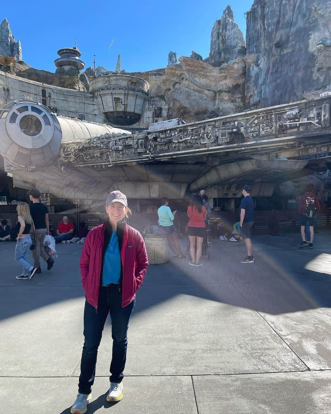 サラ・ヒューズさんのインスタグラム写真 - (サラ・ヒューズInstagram)「Spring Break seems like a good time to post pics from my Winter Break trip to @waltdisneyworld 🐭 🪄 🎢   Highlights include: - Epcot:🍁 & Soarin’ - a fave!! - Hollywood Studios:  Rock ‘n’ Rollercoaster 🤩  - Star Wars: Galaxy’s Edge (for the 1st time!!) - tried blue 🥛, got a pic with a Wookie in the bkg, went on the Rise of the Resistance ride and the Millennium Falcon ride, & got a drink with glitter in it at Oga’s Cantina at night 🍸✨!  Other rides this trip: Mickey & Minnie’s Runaway Railroad, (classic), Figment (retro), Mission: Space (🤩🤩🤩).」3月26日 14時12分 - sarahhughesnyc