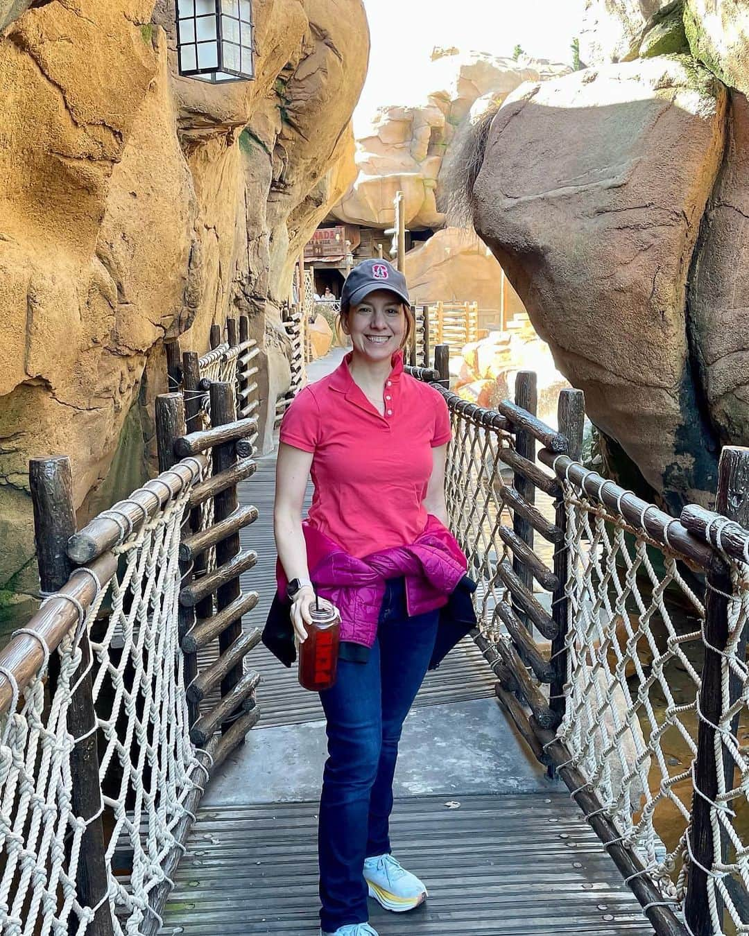 サラ・ヒューズのインスタグラム：「Spring Break seems like a good time to post pics from my Winter Break trip to @waltdisneyworld 🐭 🪄 🎢   Highlights include: - Epcot:🍁 & Soarin’ - a fave!! - Hollywood Studios:  Rock ‘n’ Rollercoaster 🤩  - Star Wars: Galaxy’s Edge (for the 1st time!!) - tried blue 🥛, got a pic with a Wookie in the bkg, went on the Rise of the Resistance ride and the Millennium Falcon ride, & got a drink with glitter in it at Oga’s Cantina at night 🍸✨!  Other rides this trip: Mickey & Minnie’s Runaway Railroad, (classic), Figment (retro), Mission: Space (🤩🤩🤩).」