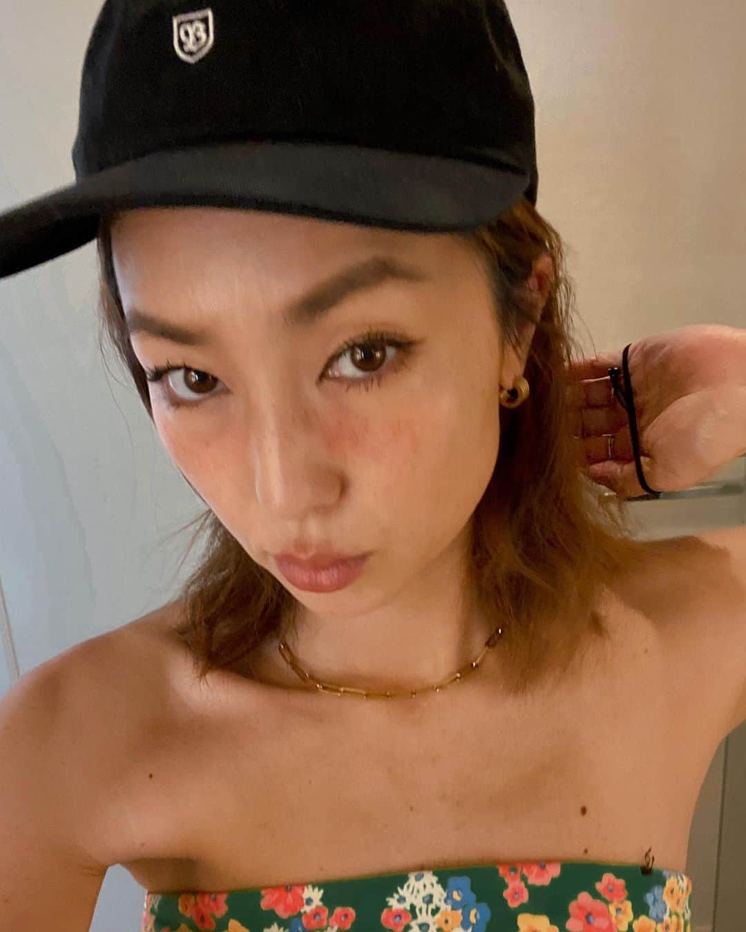 堀舞紀のインスタグラム：「👩🏽‍🍼…  ご報告があります。  ベビーサークル、  脱獄するようになりました。  📝1歳5ヶ月。記録。  どーにもならないため 第二弾部屋改造を行いました😩  成長と共に 部屋も変化させる、んだった、 懐かしいww  2回目なのに 忘れちゃうものね🫢〜 時差あるし。。ね。  サークル抜け出せて 本人はご満悦、、  これからも大変だ。 体力ありあまってて 雨とか☔️困っちゃうよぉ〜  どこで疲れさせよう😅  #子育て記録 #写真は関係ありません  #母親服装 #男の子のママ」