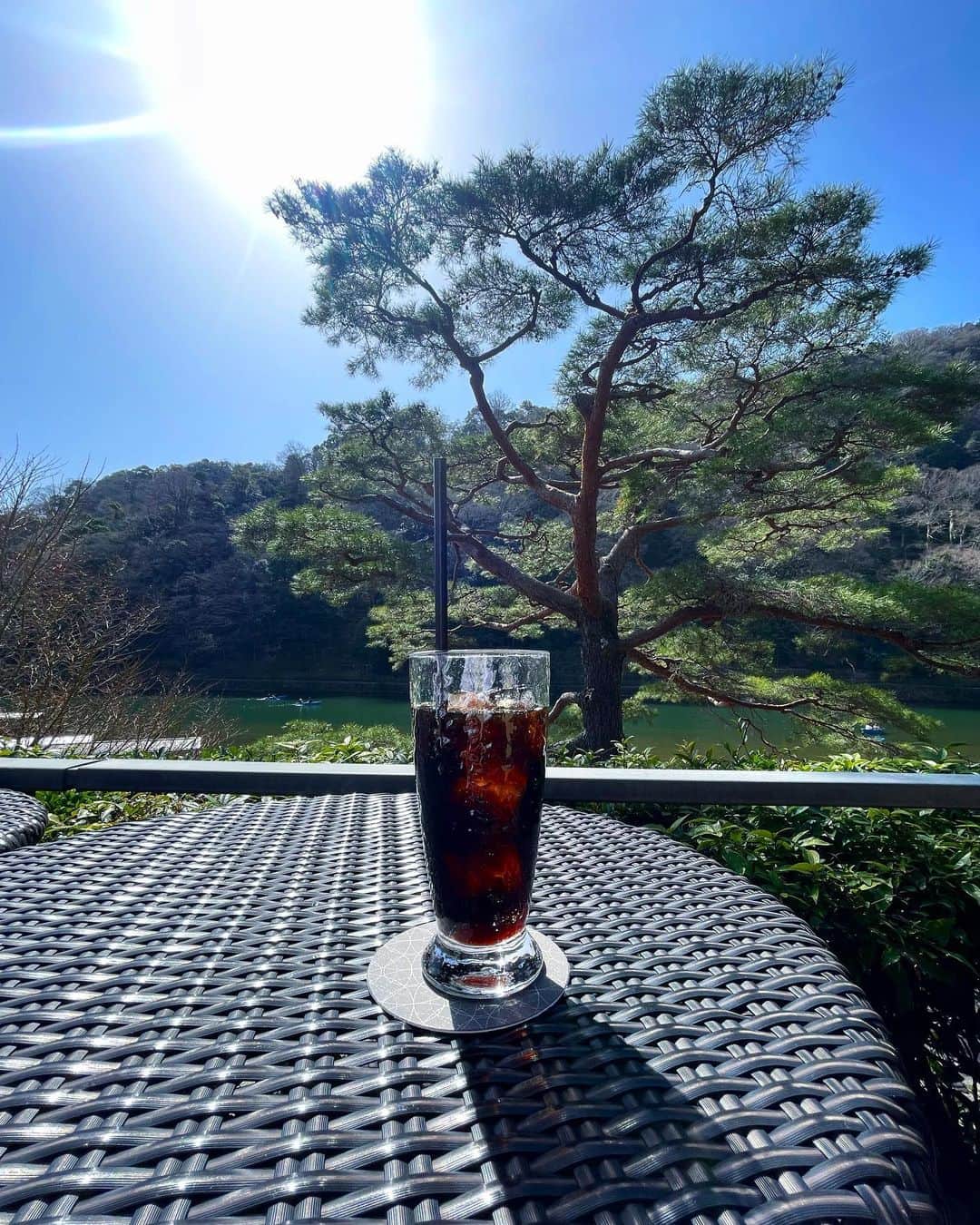 秋定麻紀子さんのインスタグラム写真 - (秋定麻紀子Instagram)「翠嵐ラグジュアリーコレクションホテルの茶屋で飲むアイスコーヒーは格別に美味しい。 夕方は夕日を見ながらシャンパンも飲める。  3枚目からは京都食べ歩き。  丹のランチは最高。 次はディナーでお邪魔したい。  #翠嵐ラグジュアリーコレクションホテル京都  #京都嵐山 #京都ホテル　#京都グルメ #京都ランチ #京都コーヒー」3月26日 14時11分 - makiakisada