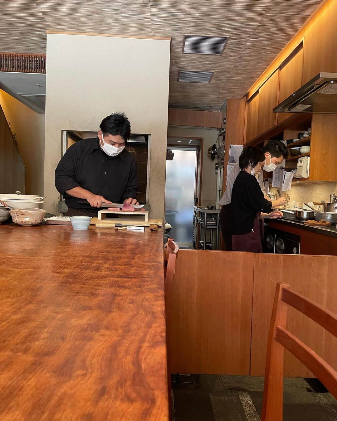 秋定麻紀子さんのインスタグラム写真 - (秋定麻紀子Instagram)「翠嵐ラグジュアリーコレクションホテルの茶屋で飲むアイスコーヒーは格別に美味しい。 夕方は夕日を見ながらシャンパンも飲める。  3枚目からは京都食べ歩き。  丹のランチは最高。 次はディナーでお邪魔したい。  #翠嵐ラグジュアリーコレクションホテル京都  #京都嵐山 #京都ホテル　#京都グルメ #京都ランチ #京都コーヒー」3月26日 14時11分 - makiakisada