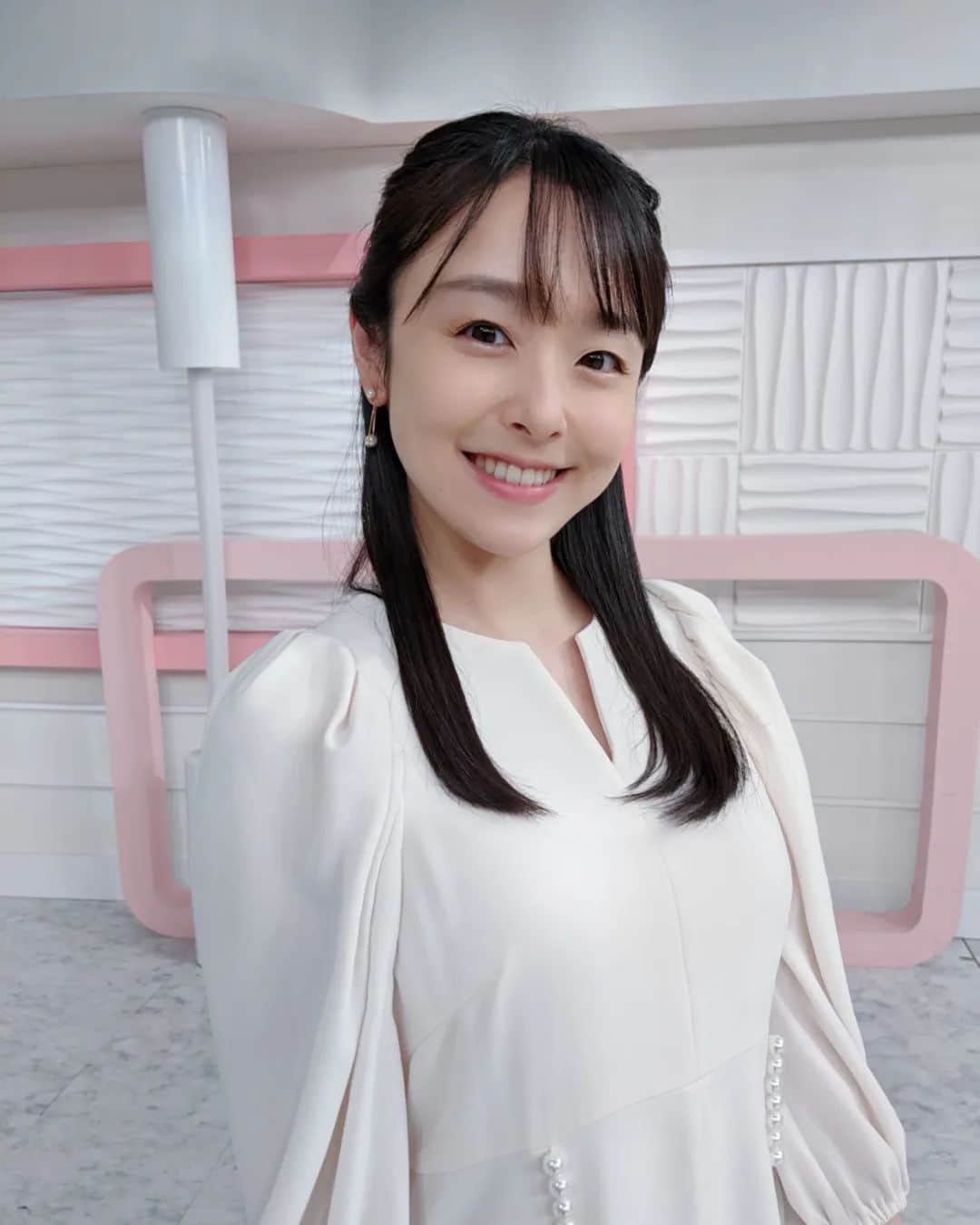 米澤かおりのインスタグラム：「. 一週間のおはよんの衣装👗 ブランドはタグ付けしています🏷  せっかく咲いた桜も 連日の雨に濡れてしまっていますね💦 あすは平日ですが 絶好のお花見日和らしいので またお散歩がてら見に行こうかな🌸  #Oha4 #おはよん #日本テレビ #fashion #coordination #coordinate #ootd #instalike #今日のコーデ #フェミニンコーデ #フェミニン #フェミニンスタイル #セントフォース #centforce #フリーアナウンサー #ニュースキャスター #アナウンサー #announcer #米澤かおり」