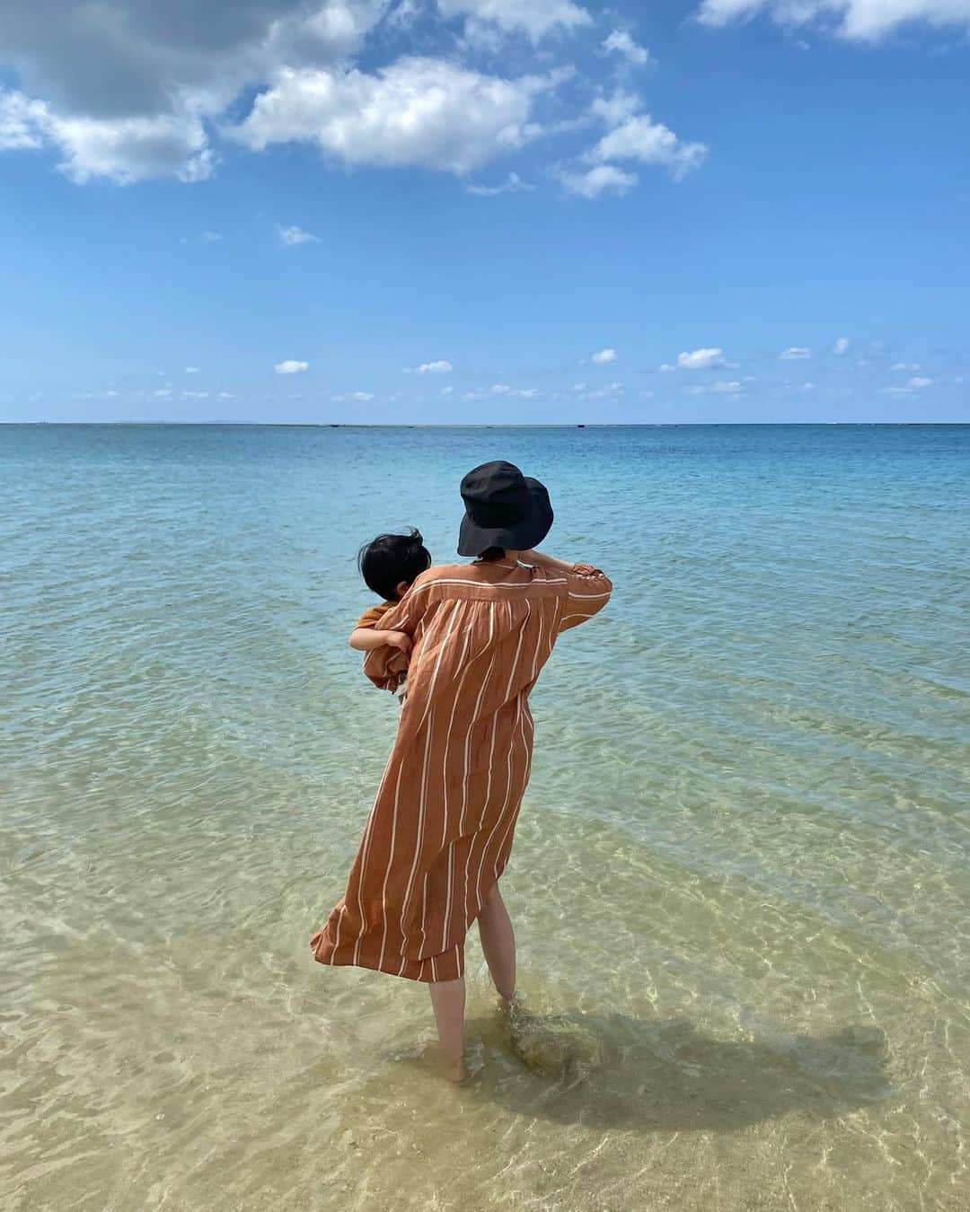 落合砂央里さんのインスタグラム写真 - (落合砂央里Instagram)「沖縄旅で行った場所 ・沖縄こどもの国 少しだけ乗り物があるこじんまりとした動物園…と思っていたら、キリンにライオンにゾウ、カバまで見れて 想像以上の充実度🐘 カワウソの餌やりも近くで見せてくれました。 乗り物も喜んでいて、子連れにはピッタリ！  ・3枚目 定番の美ら海水族館。 やはり1番好きな水族館！ ゆったりと泳ぐジンベイザメに癒されます。 綺麗な魚に子どもも興味津々でした🐠  ・4枚目〜 アラハビーチ。 ビーチ沿いに船の形の遊具がある公園。 ビーチをお散歩するだけでも気持ちよかった✨ うちの子は遊具で遊ばなかったけど…砂浜も嫌がったけど…  那覇に宿泊したので、那覇から30分くらいで行ける場所で遊びました(美ら海は帰り道渋滞で2時間かかったよ…) 子どもが喜びそうな場所を探したけど、結局何もない所が1番楽しそうなのなんでだろう😂  #沖縄 #子連れ沖縄旅行」3月26日 14時29分 - ochiaikun