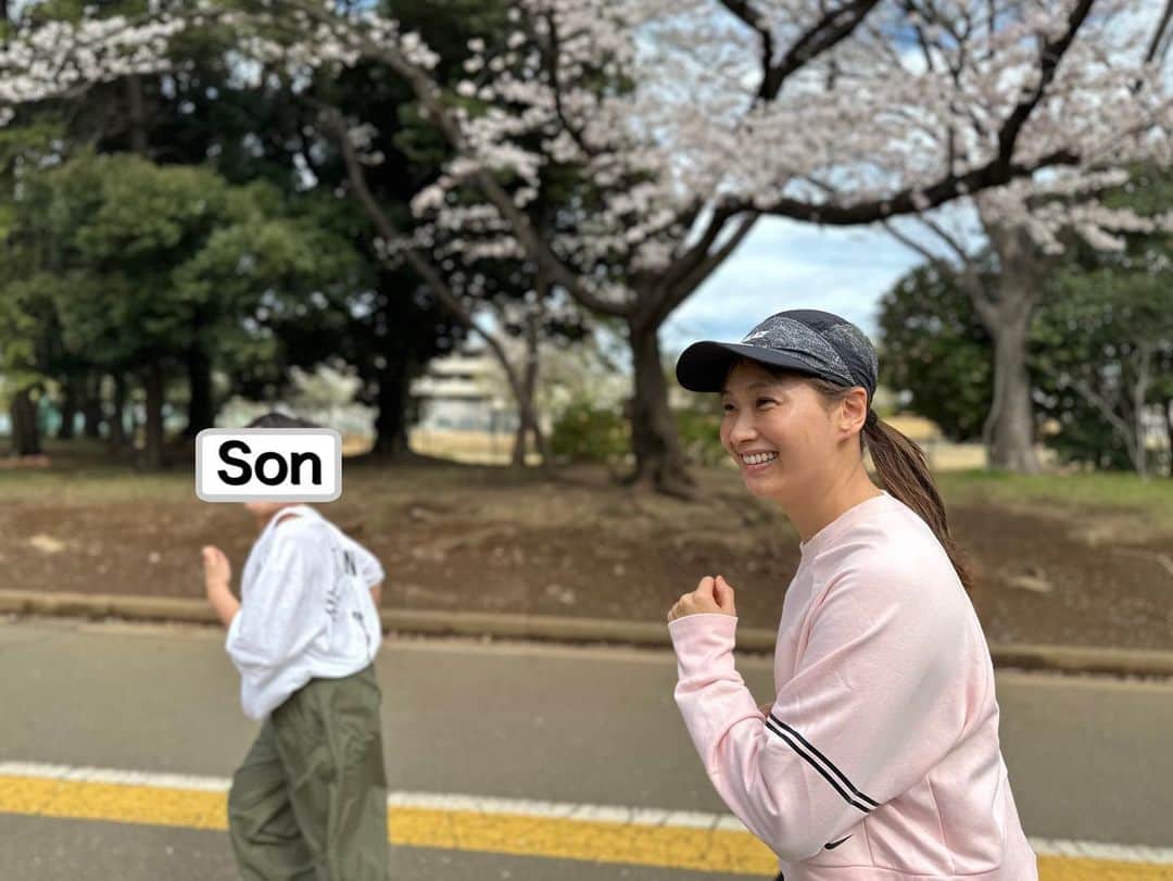 庄司智春のインスタグラム：「ミキティと長男と走る。 桜も綺麗だった。 ナイスラン🌸」