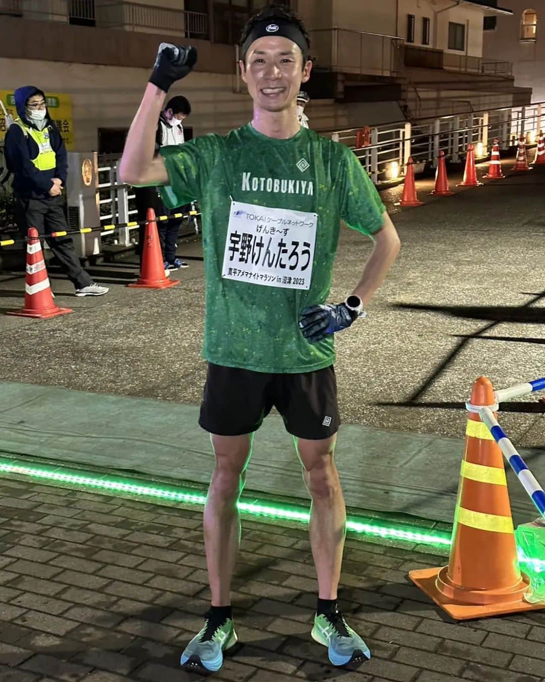 宇野けんたろうのインスタグラム：「「寛平アメマナイトマラソンin沼津」  ゲストランナーで25kmの部を走り  １位で優勝しました！！  いや～20kmからの  間寛平さんが名付けた  「アヘアへ坂」がたまらんくらいの  激坂の山でした。。。  笑ってしまうくらいのキツさですが  てっぺんの夜桜がライトアップされて  疲れがぶっ飛ぶくらいにキレイでした！  最高に楽しく厳しく走れました。  雨も止んでいたのですが  水溜まりがいくつかあったけど  イトイエックス @itoix_official   このソックスが本当に足を助けて  くれました。  毎度の事ながら  速乾性と水に濡れても蒸れにくいのが  本当に強い。悪路に強いんだよね。  また来年も必ず一番でゴールします。  スポーツ報知さんありがとうございます！ @sportshochi  #寛平アメマナイトマラソン  #寛平ナイトマラソン  #壽屋 #コトブキヤ #イトイエックス #Buff」