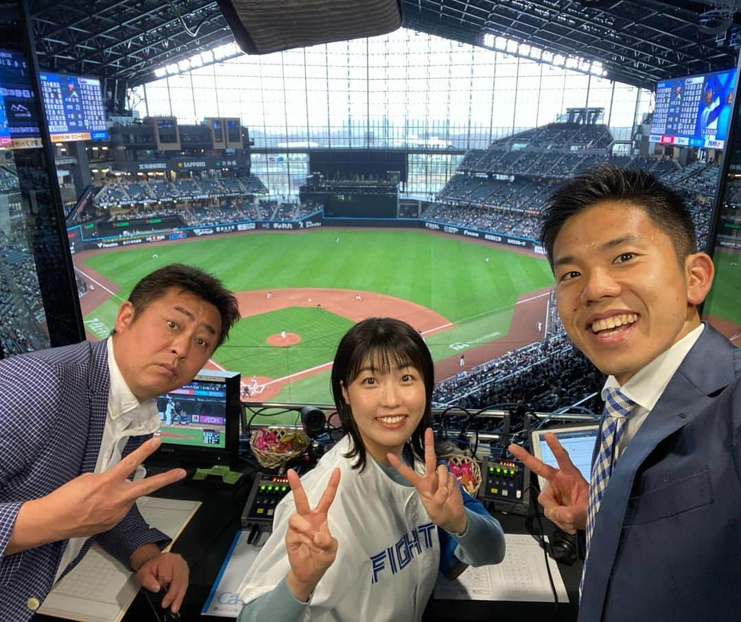 五十幡裕介のインスタグラム：「オープン戦ラストゲーム⚾️ 岩本さん、室岡さんと賑々しくお伝えしました！  そして、プロ野球はいよいよ開幕！ 4月1日(土)、エスコンフィールド北海道開幕第2戦は、 朝から夕方まで「HTBボールパークDAY」です🏟 また次の週末にお会いしましょう🙋‍♂️  #エスコンフィールド #北海道 #北広島 #新球場 #オープン戦 #2日連続 #生中継 でした！ #北海道日本ハムファイターズ #日本ハム #ファイターズ #東京ヤクルトスワローズ #ヤクルト #スワローズ #解説 #岩本勉 さん #イチモニ！ #室岡里美 さん #開幕第2戦 #4月1日 #HTBボールパークDAY #HTB #アナウンサー #五十幡裕介 #実況」