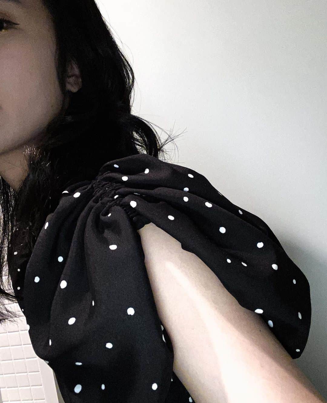 加藤万里奈さんのインスタグラム写真 - (加藤万里奈Instagram)「ドットのワンピース可愛くてお気に入り。特にちょうちん袖が。」3月26日 20時04分 - _marinakato_