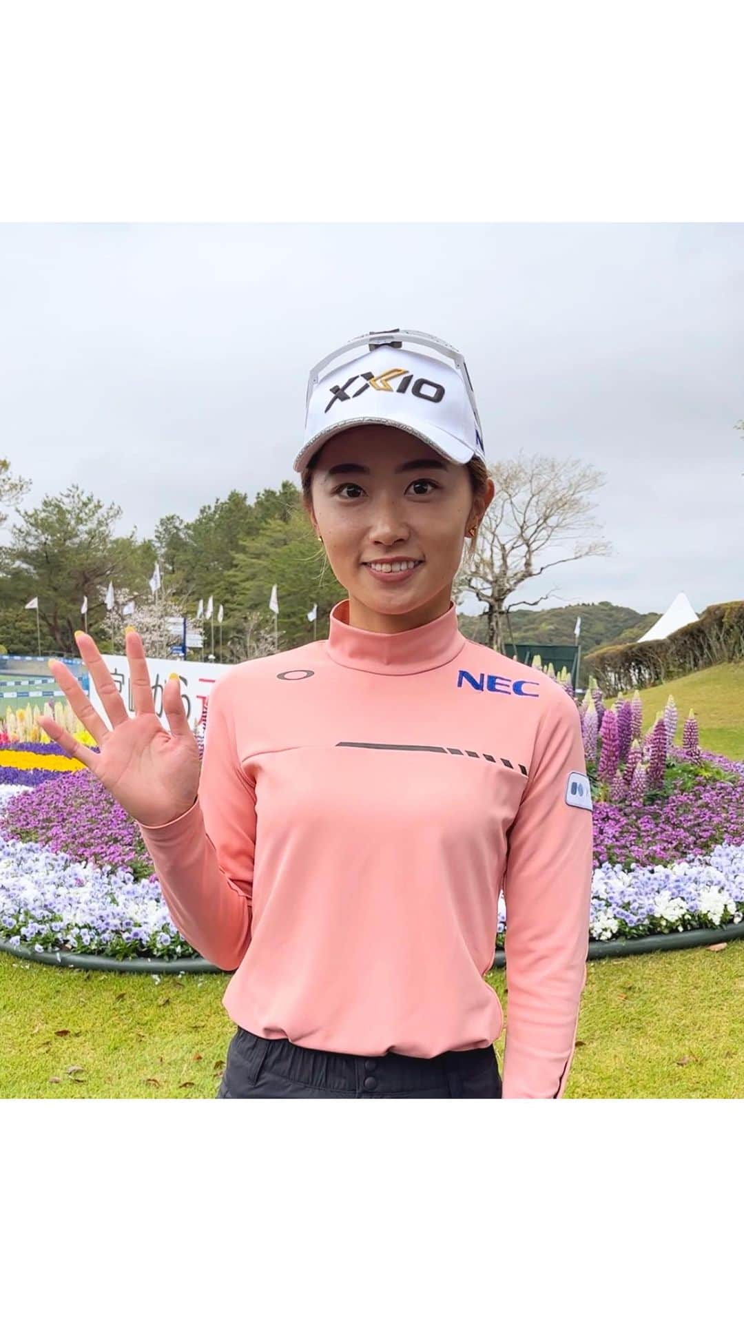 フジテレビゴルフのインスタグラム：「【アクサレディス】 女子プロゴルファー ファッションチェック✨🏌️‍♀️  安田祐香プロに大会最終日のファッションポイントをお聞きしました☺️  「レインコートを脱いだ時に映えるピンク✨」  アクサレディス優勝は宮崎県出身の山内日菜子プロ！ おめでとうございます🎊🎉  #安田祐香  #安田祐香プロ  #アクサレディス #アクサ #ゴルフ #女子ゴルフ #女子ゴルファー #golf #フジテレビ #フジテレビスポーツ」