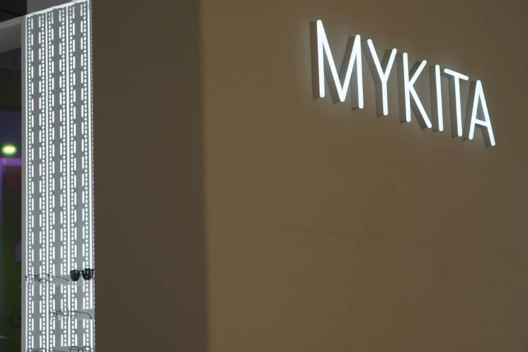 のインスタグラム：「. 【Join The Team Shop Osaka】   MYKITAでは一緒に働いていただける方を募集しております。ドイツのアイウェアブランドMYKITAで働いてみませんか。 MYKITAではキャリアに関係なく、能力に応じて店頭業務以外の事にもチャレンジしてもらっています。 一般的な眼鏡店に比べ、覚えることは多いかもしれません。しかし、その分やりがいを感じていただけると思います。  眼鏡店での勤務経験がある方、英語が話せる方は特に優遇させていただきます。  当社の採用は人物重視ですので、未経験者の方も是非ご応募ください。   ・業務内容MYKITA Shopでの店頭業務接客、商品管理、視力測定、眼鏡 ・サングラスのメンテナンス等  ・就業場所MYKITA Shop Osaka大阪府大阪市中央区心斎橋筋1-8-3 心斎橋PARCO 2F  ・雇用形態アルバイト(研修期間あり)  ・勤務時間9:30~20:30の間で1日5~8時間(シフト制)  ・給与時給¥1,200研修期間(1ヶ月) 時給¥1,100  ・福利厚生交通費支給社内販売ありアイウェア支給あり服装、髪型は基本的に自由です  ・応募方法履歴書添付してメールをshoptokyo@mykita.comまでお送りください。(形式不問)   担当者 高橋  後日担当者より連絡させていただきます。」