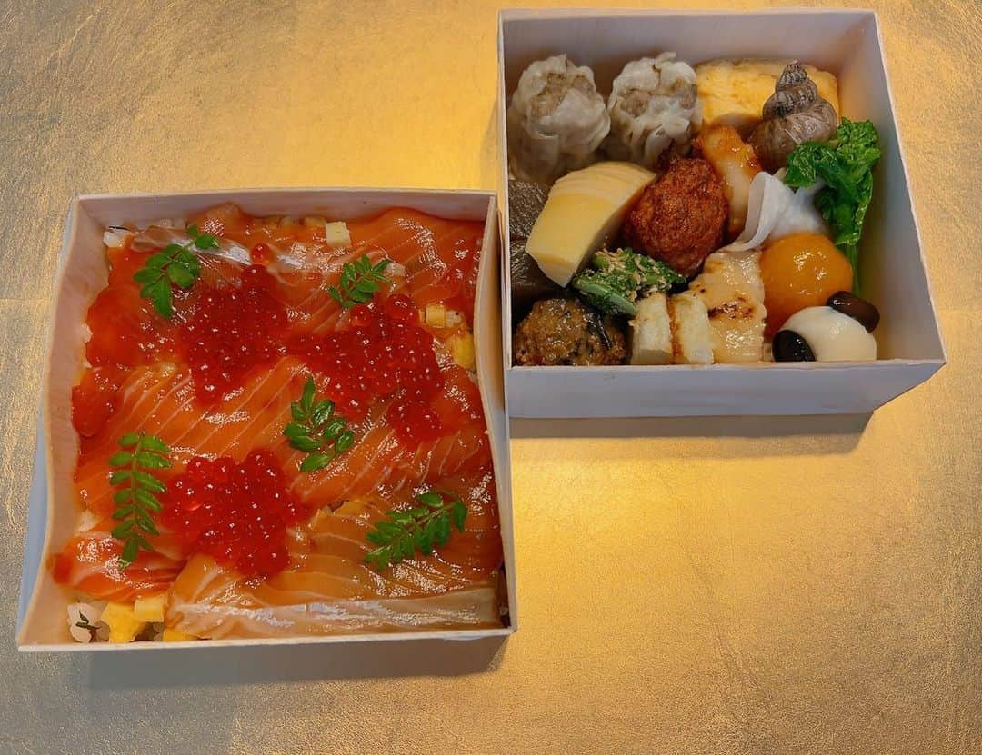 のインスタグラム：「桜がキレイですがこの土日はあいにくの雨です☔️  本当は昨日桜の木の下で食べようと予約していたお花見弁当は自宅で食べました🌸  今日の昼食も自宅で🍴 お花見を楽しめない代わりに自宅でするべきことを沢山こなせています🤍 残念ですがいいこともありますね♪ 皆さんも素敵な日曜日を🍀  #桜 #散らないでほしい #雨 #お家時間 #お花見弁当 #おいしかった  #お家ごはん」