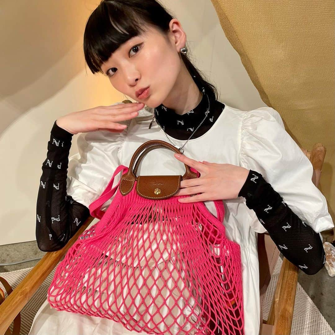 月山京香さんのインスタグラム写真 - (月山京香Instagram)「@longchamp 💖  グランピングをイメージした今回のコレクション。 私は実用的でアイテムの大きさを問わずに使える「ル プリアージュ®︎ フィレ」を！  ピンクのカラーでこれからの季節にぴったり！ そのまま持ち物を入れても、中にポーチを入れて柄を見せるのも可愛いからこれから沢山使うの楽しみ！🤤  #longchampglamping #longchampSS23 #ロンシャン #pr」3月26日 18時00分 - i_am_kyoka_yade