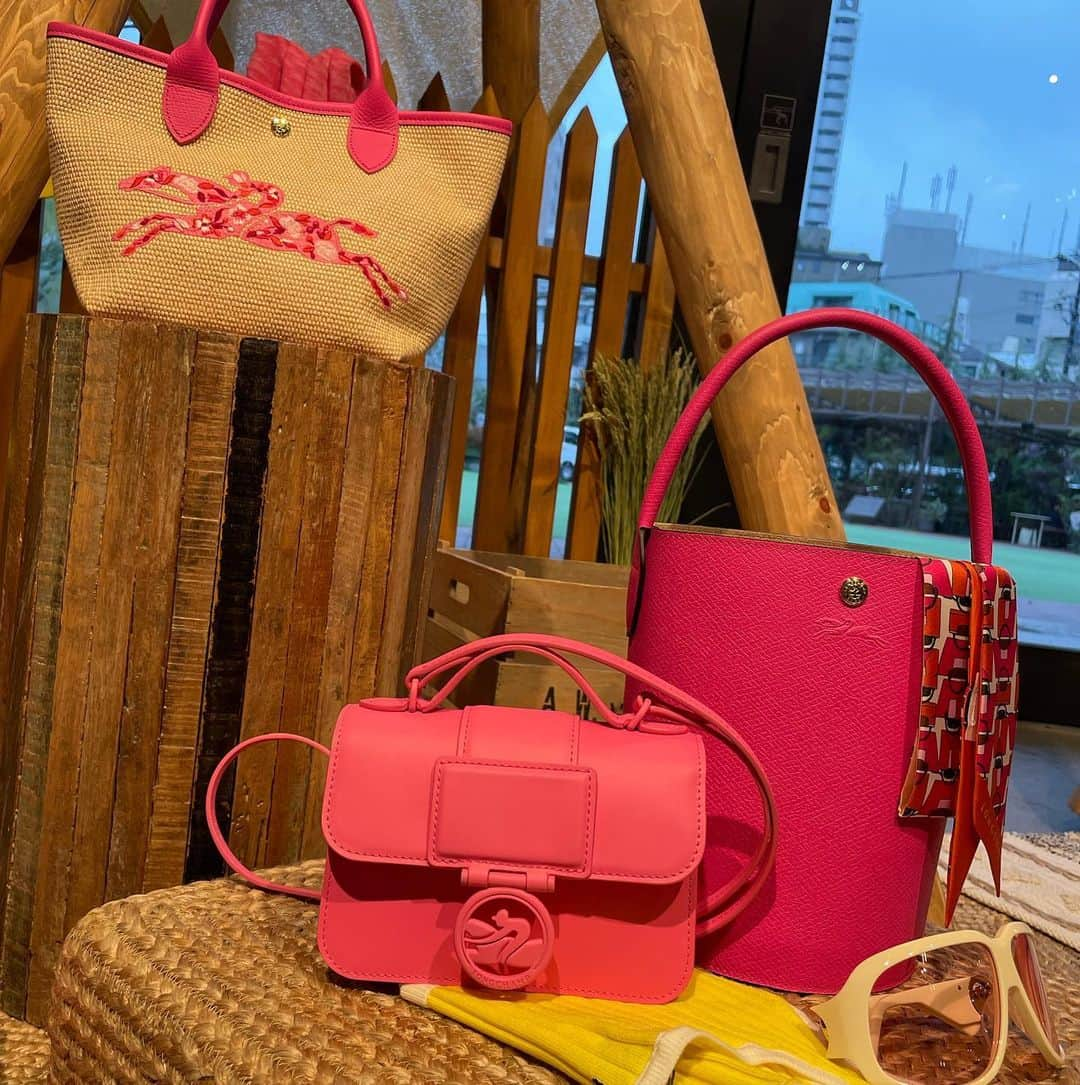 月山京香さんのインスタグラム写真 - (月山京香Instagram)「@longchamp 💖  グランピングをイメージした今回のコレクション。 私は実用的でアイテムの大きさを問わずに使える「ル プリアージュ®︎ フィレ」を！  ピンクのカラーでこれからの季節にぴったり！ そのまま持ち物を入れても、中にポーチを入れて柄を見せるのも可愛いからこれから沢山使うの楽しみ！🤤  #longchampglamping #longchampSS23 #ロンシャン #pr」3月26日 18時00分 - i_am_kyoka_yade