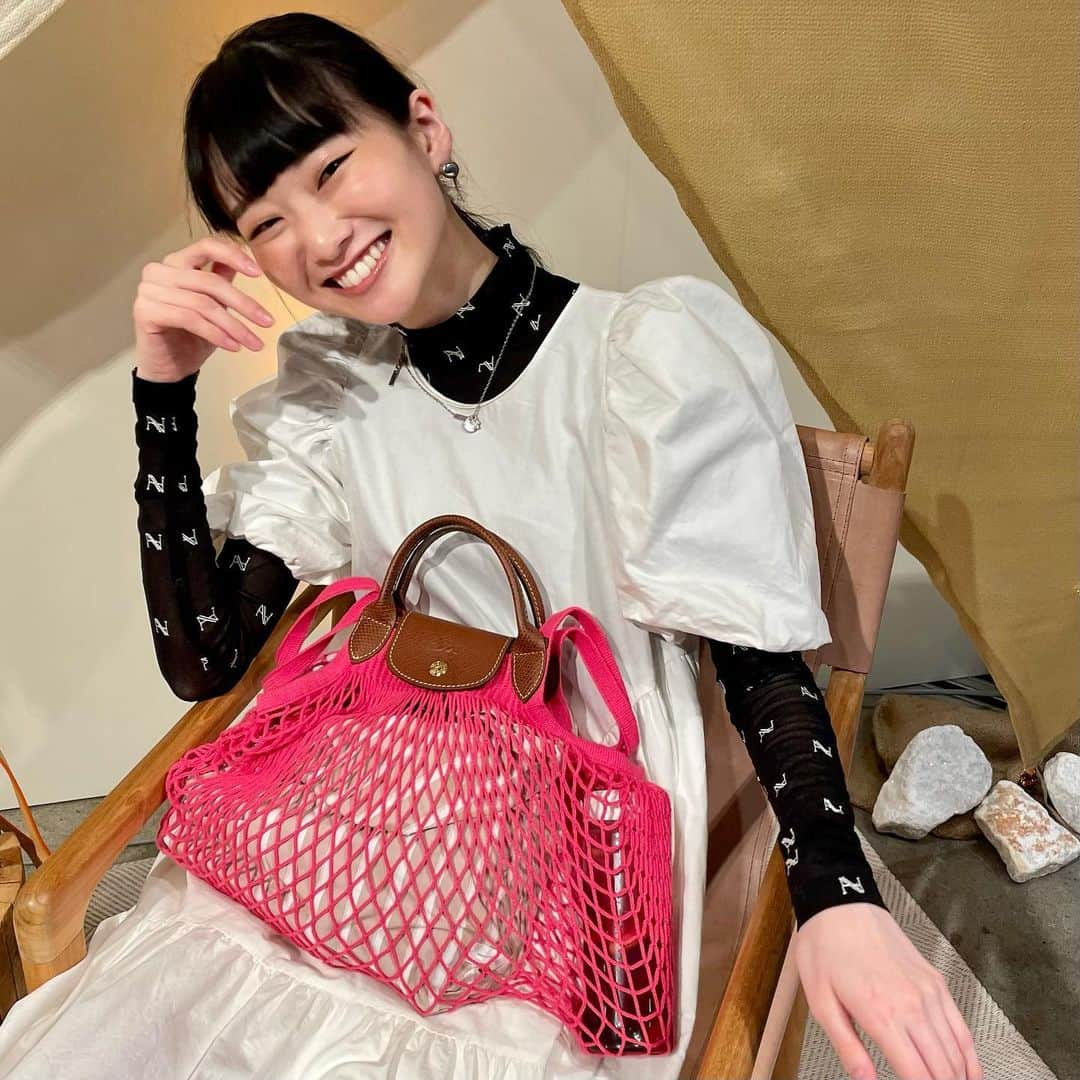 月山京香さんのインスタグラム写真 - (月山京香Instagram)「@longchamp 💖  グランピングをイメージした今回のコレクション。 私は実用的でアイテムの大きさを問わずに使える「ル プリアージュ®︎ フィレ」を！  ピンクのカラーでこれからの季節にぴったり！ そのまま持ち物を入れても、中にポーチを入れて柄を見せるのも可愛いからこれから沢山使うの楽しみ！🤤  #longchampglamping #longchampSS23 #ロンシャン #pr」3月26日 18時00分 - i_am_kyoka_yade