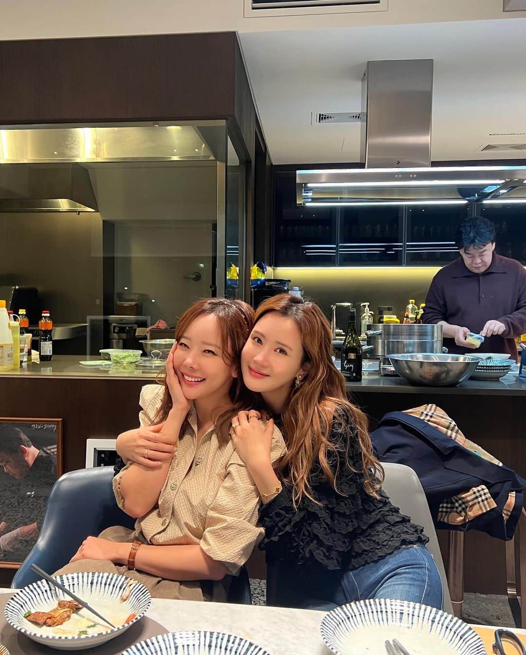イ・ダヘのインスタグラム：「넘 사랑하는 우리 유진언니와 만난 것만으로도 행복한데.. 백형부의 끝도 없는 정말 맛있는 요리를 맛볼수 있어 황홀했던 밤😍 말만하면 마술처럼 뚝딱 만들어주시는 금손에 새끼 새마냥 받아먹다 배가 볼록~나왔답니다😅 초대해 주셔서 감사하고, 맛있는 요리도 감사하고, 축하해 주셔서 감사합니다🙈 언니 형부 사랑해요💋 덕분에 정말 즐겁고 행복했습니다!!!!!  ps. 축하해 주신 모든 분들 정말 감사합니다🎀」